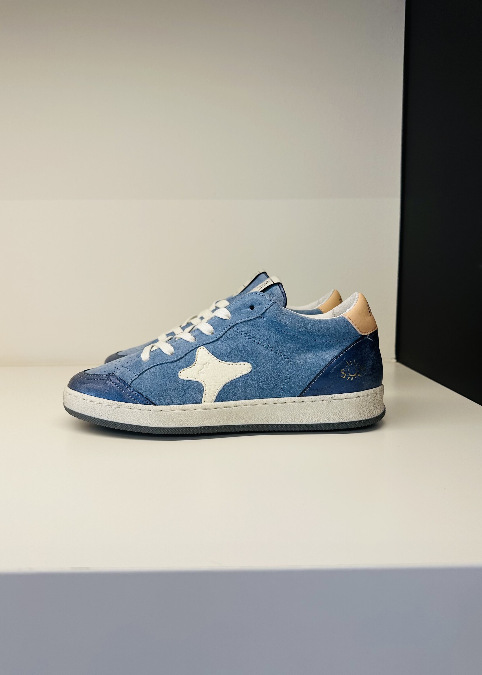 Blauwe suède sneaker met metallic details