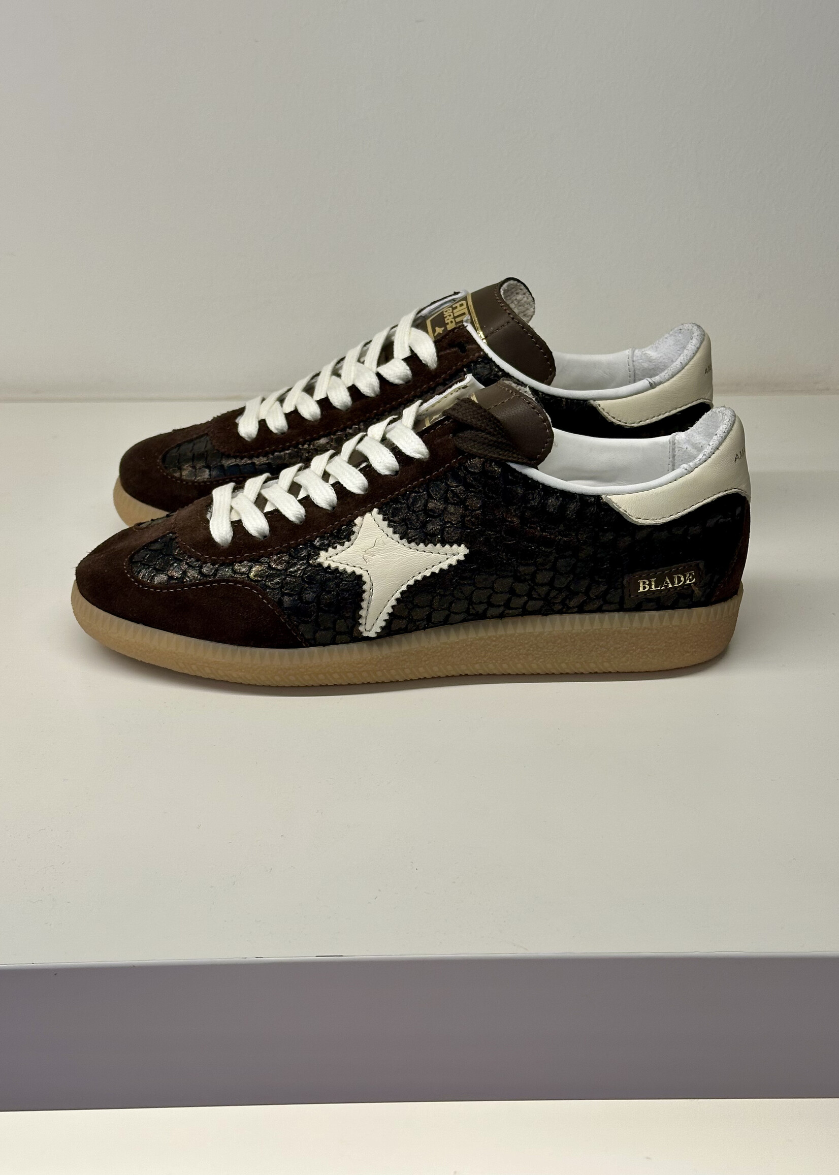 Bruine sneaker met witte accenten