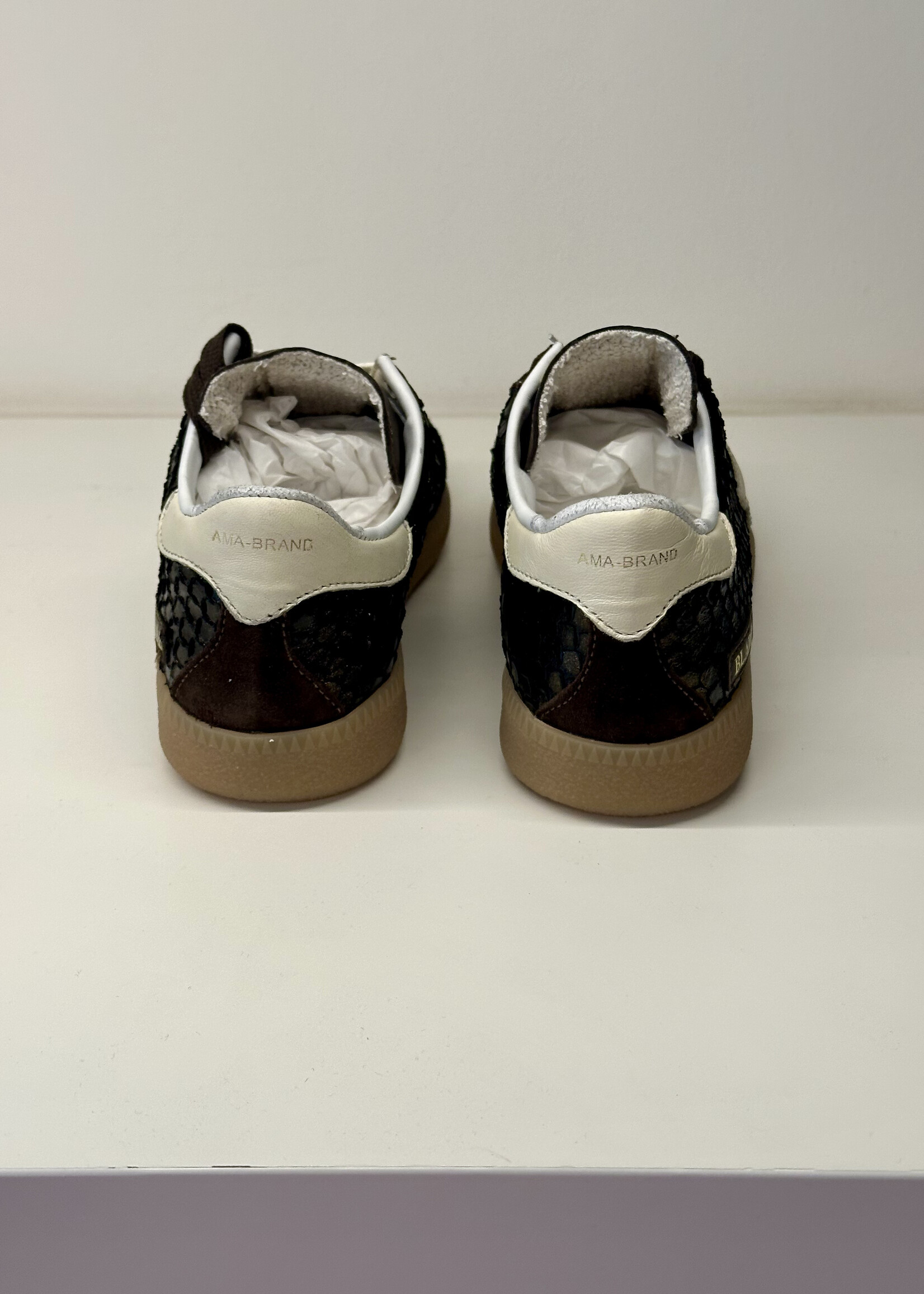 Bruine sneaker met witte accenten