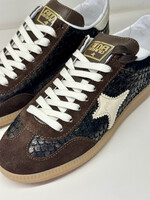 Bruine sneaker met witte accenten