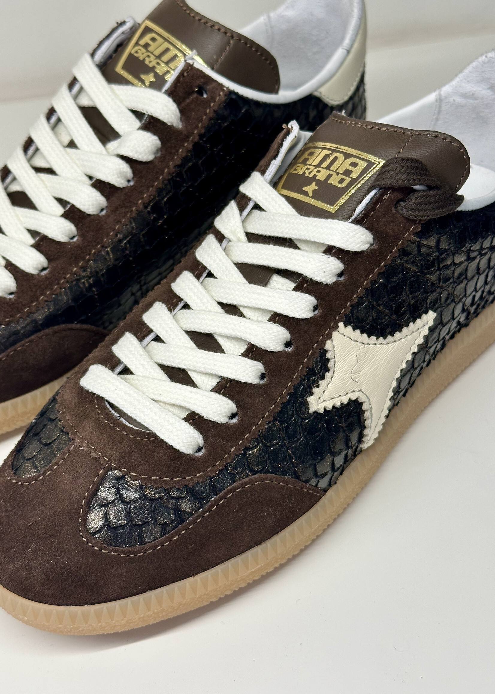 Bruine sneaker met witte accenten