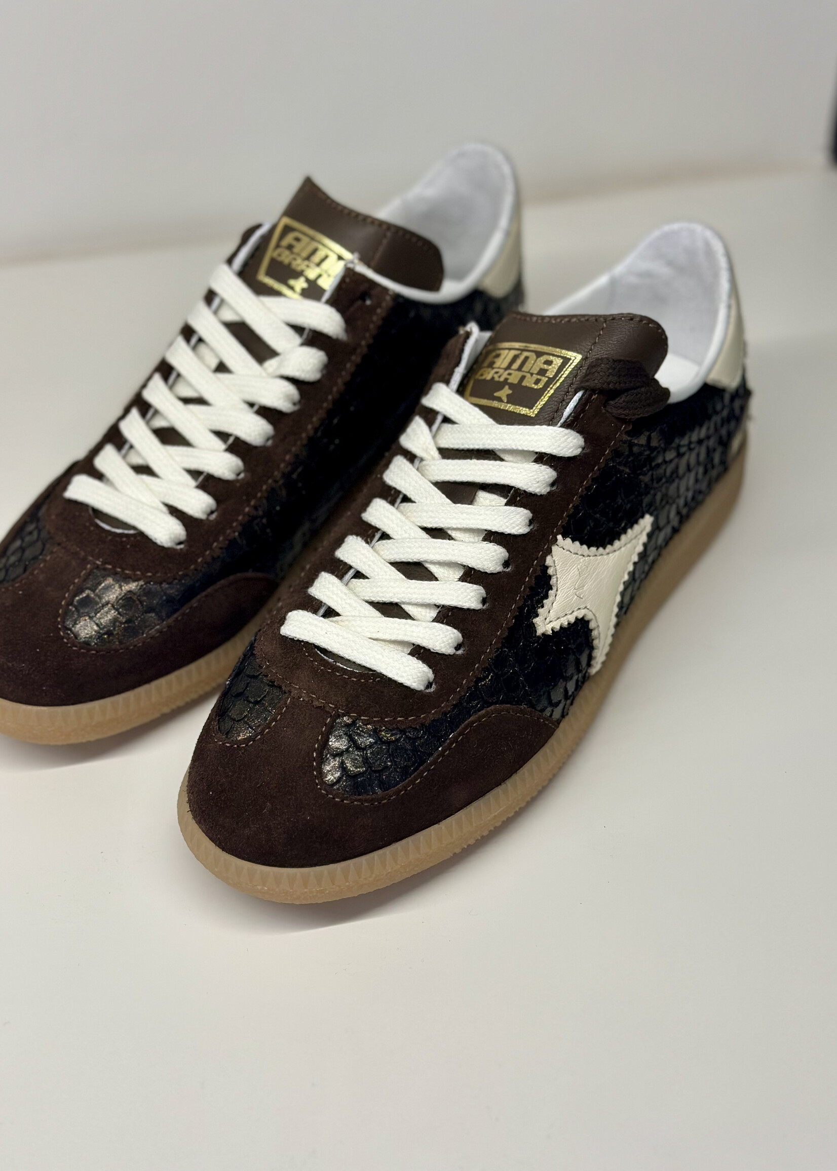 Bruine sneaker met witte accenten