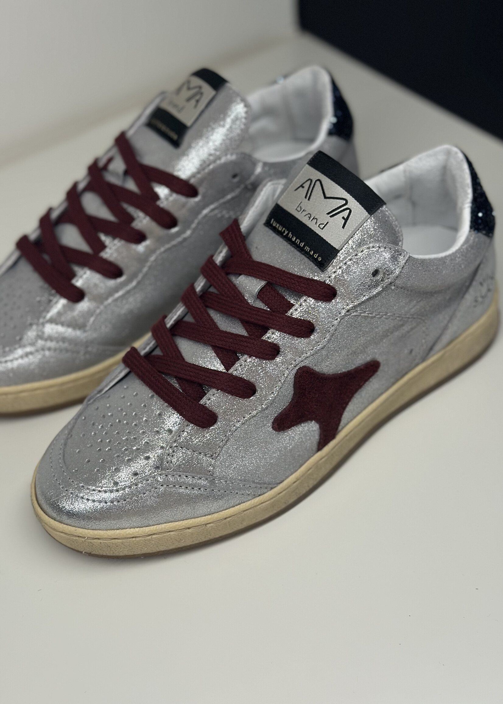 Zilver sneaker met bordeaux en blauwe accenten