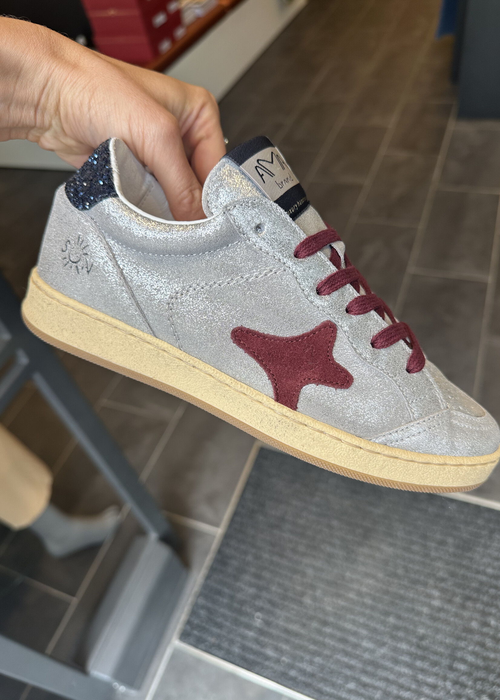 Zilver sneaker met bordeaux en blauwe accenten