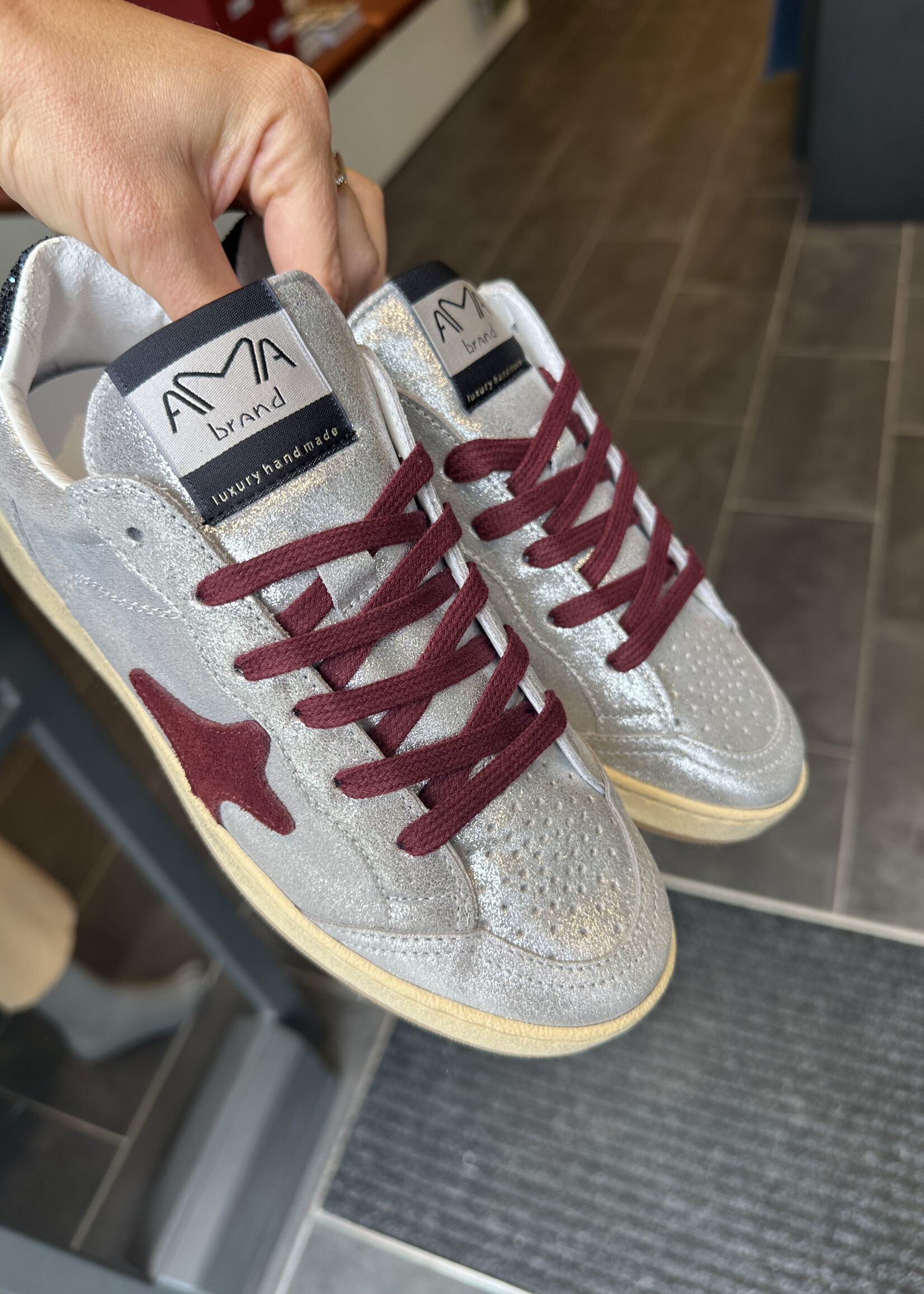 Zilver sneaker met bordeaux en blauwe accenten