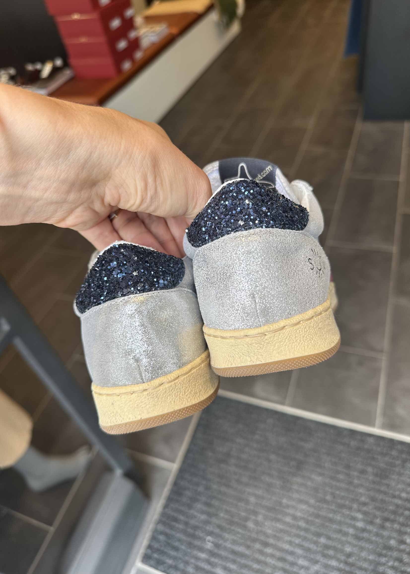 Zilver sneaker met bordeaux en blauwe accenten