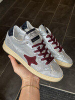 Zilver sneaker met bordeaux en blauwe accenten