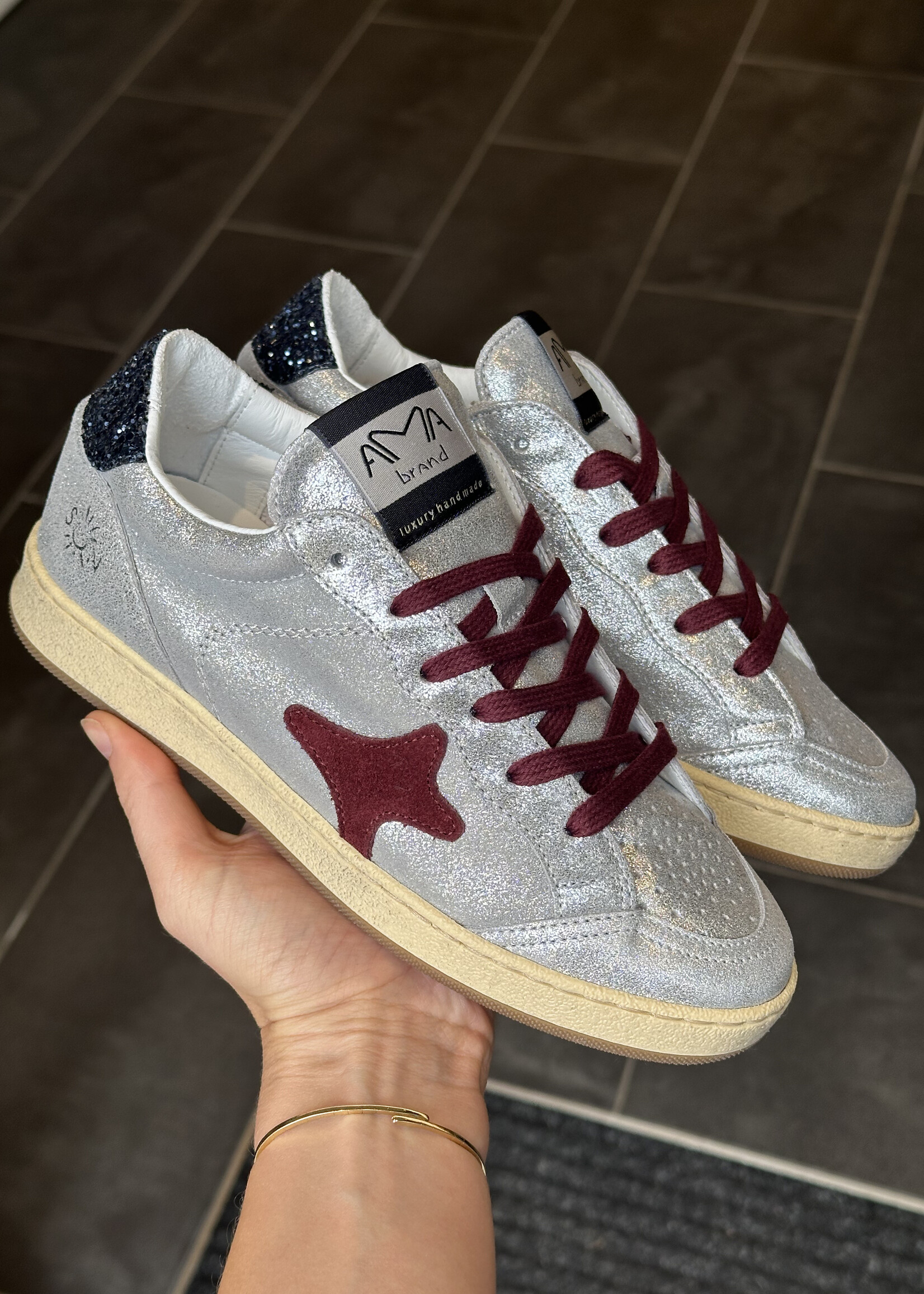 Zilver sneaker met bordeaux en blauwe accenten