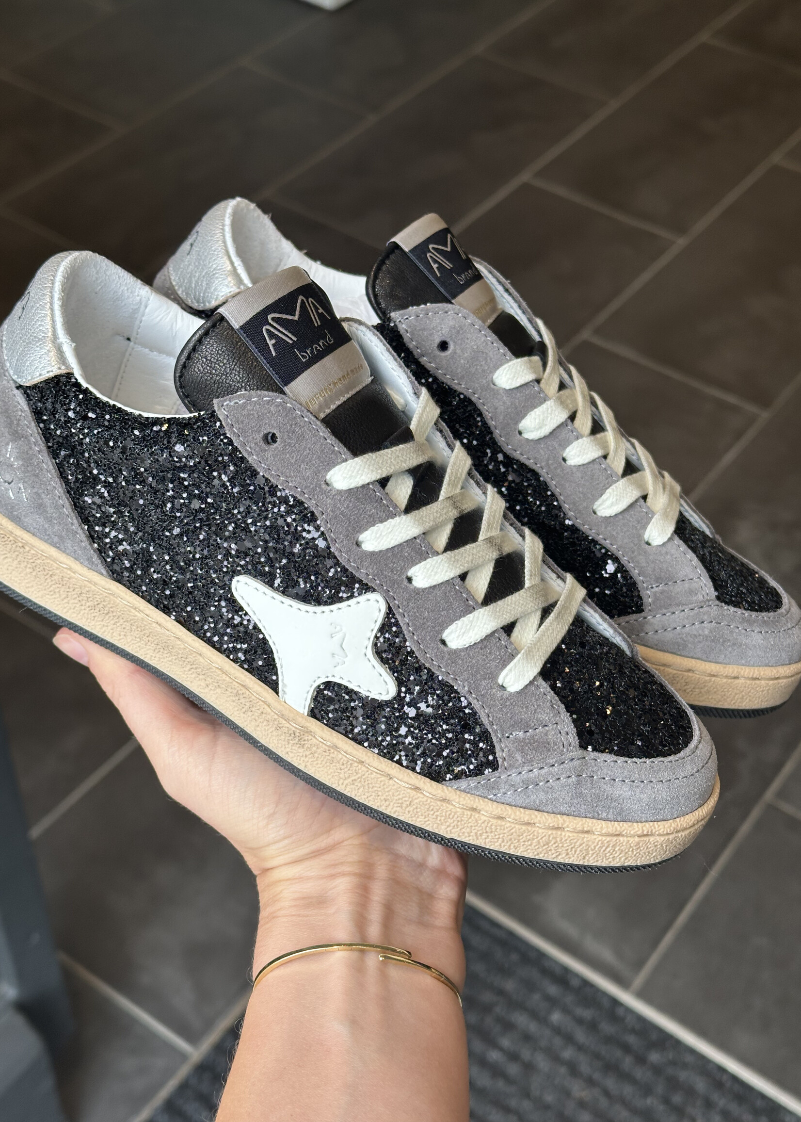 Antraciete sneaker met zwarte accenten