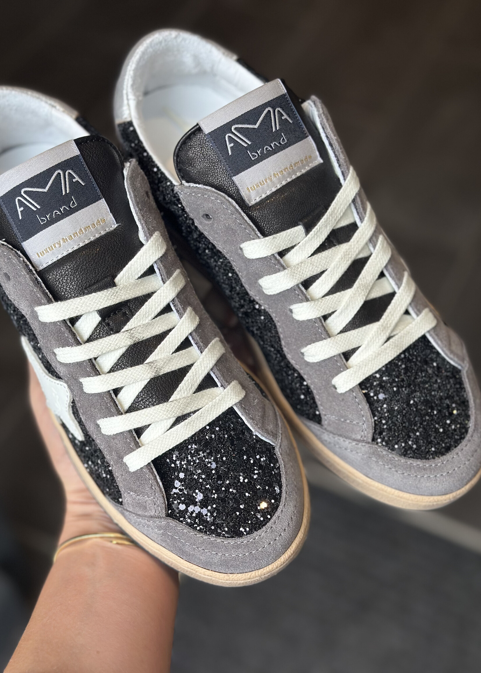 Antraciete sneaker met zwarte accenten
