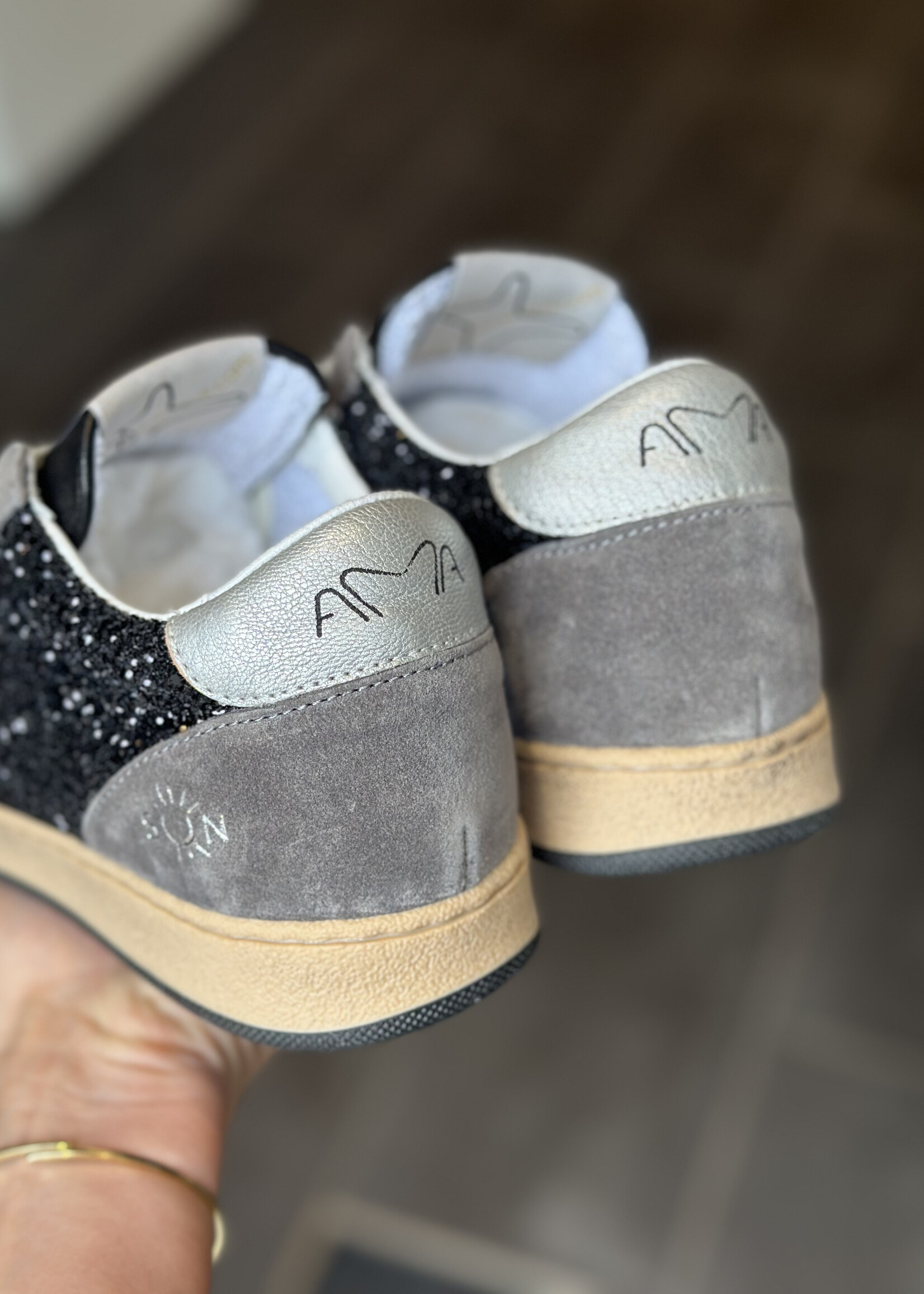 Antraciete sneaker met zwarte accenten