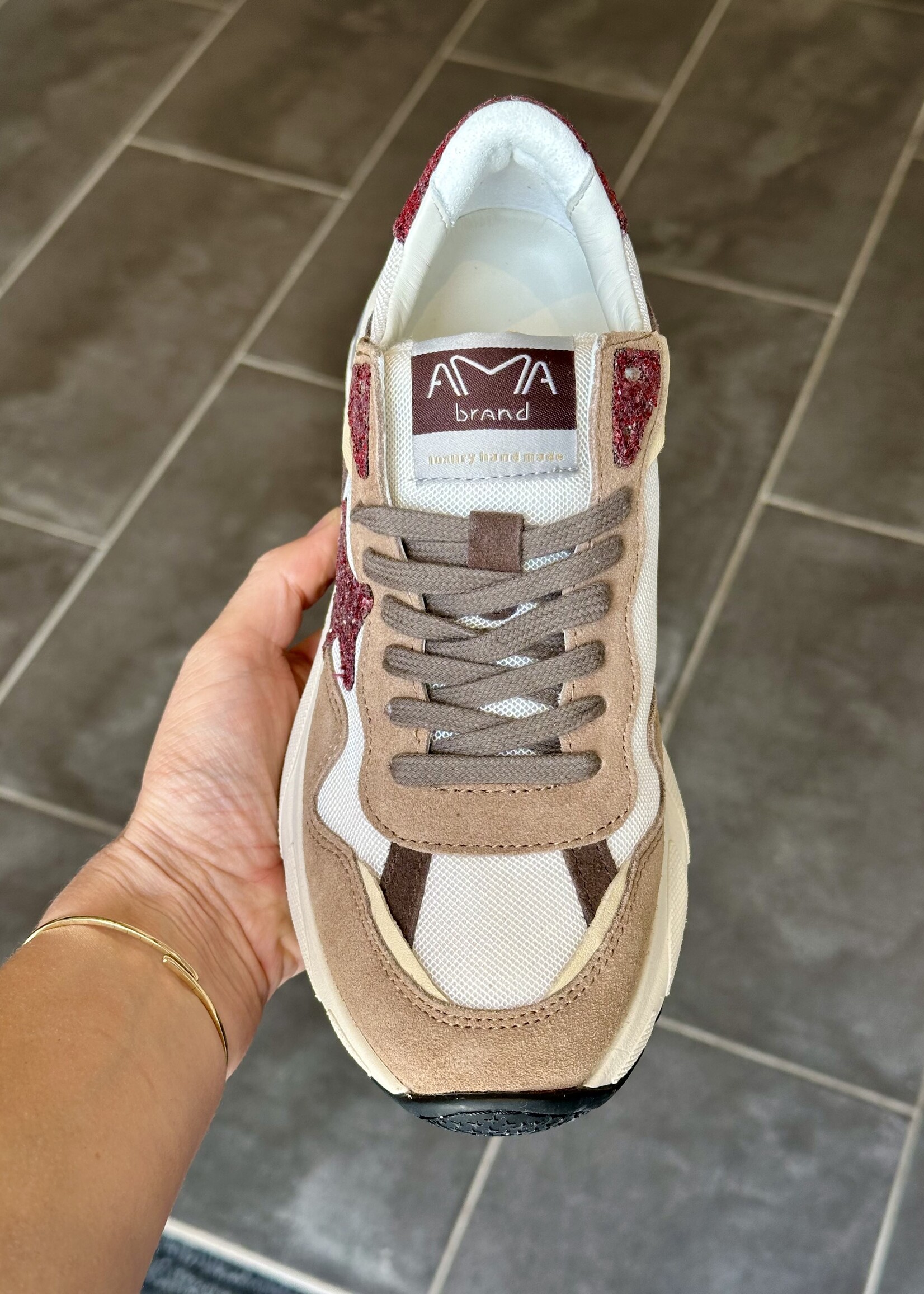 Chunky sneaker met taupe en bordeaux details