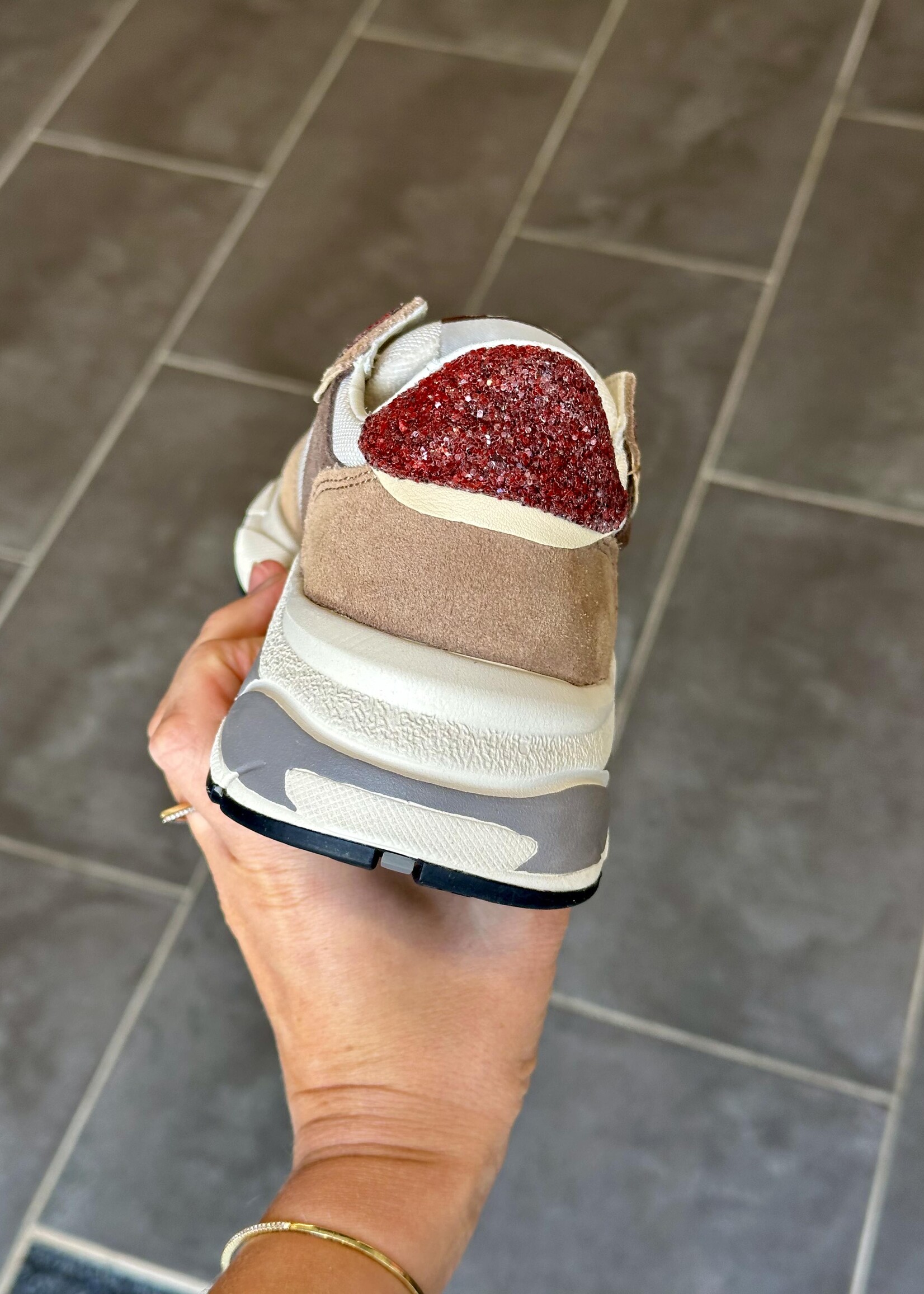 Chunky sneaker met taupe en bordeaux details