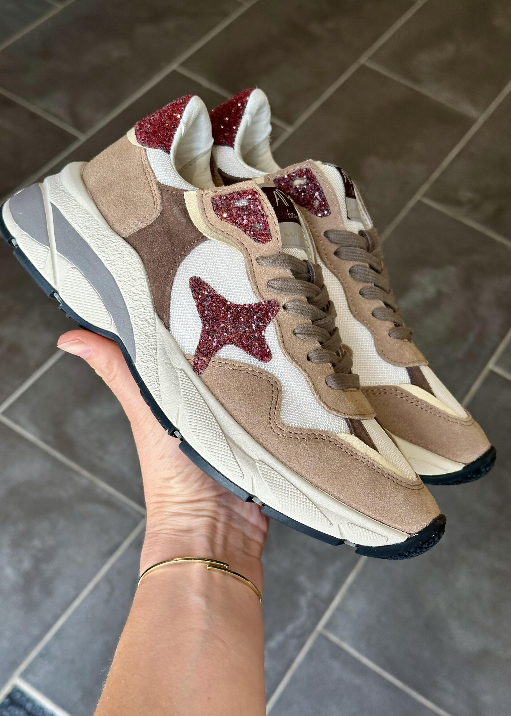 Chunky sneaker met taupe en bordeaux details