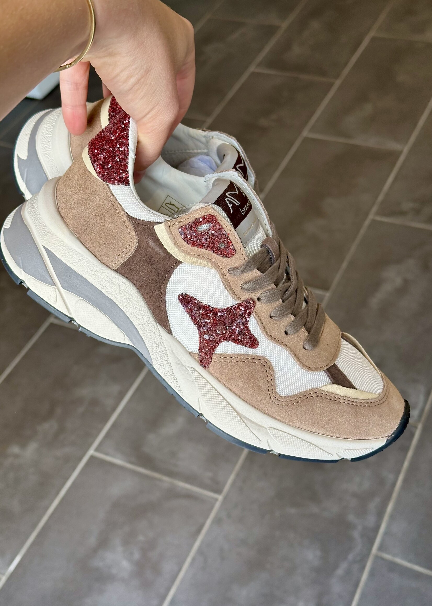 Chunky sneaker met taupe en bordeaux details