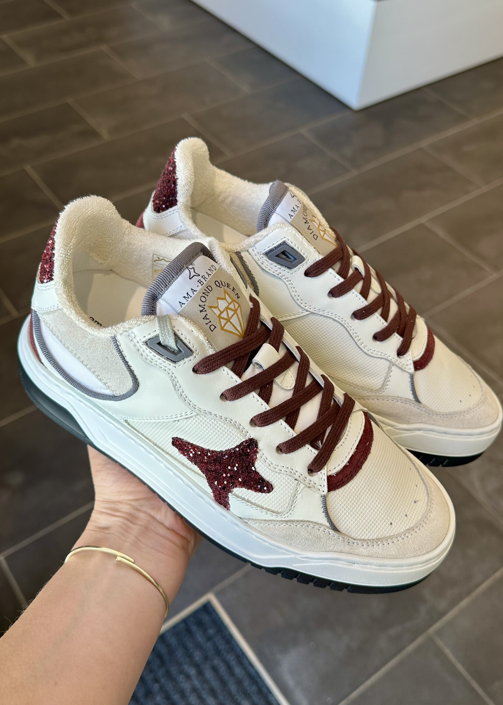 Witte sneaker met bordeaux accenten