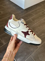 Witte sneaker met bordeaux accenten