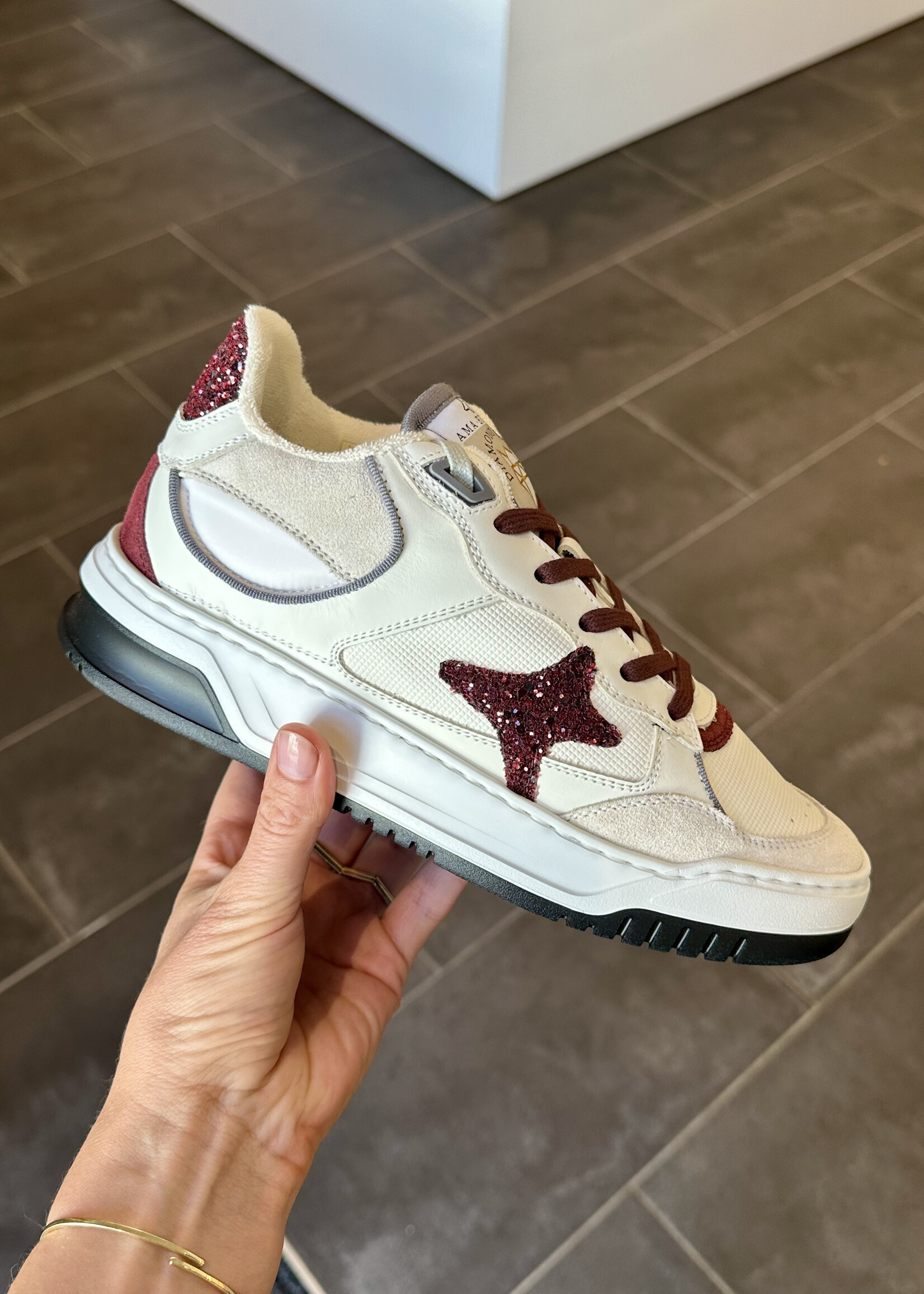 Witte sneaker met bordeaux accenten