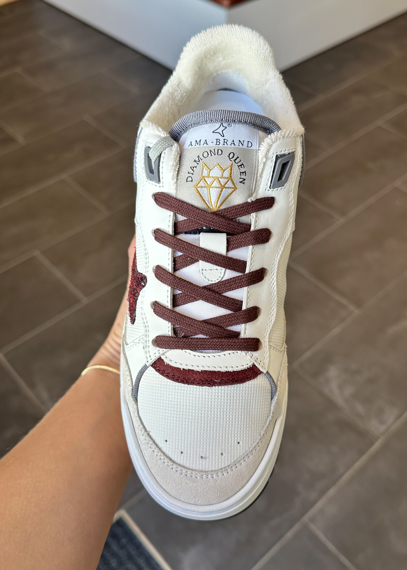 Witte sneaker met bordeaux accenten