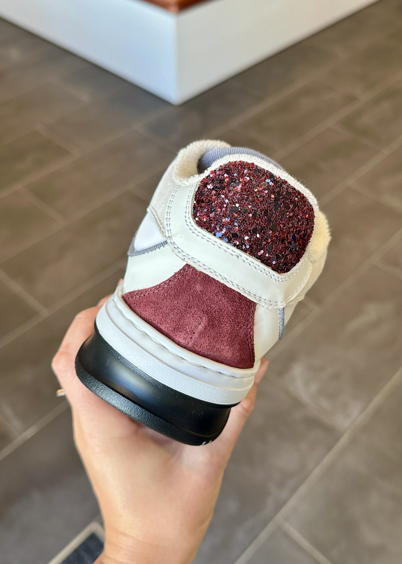Witte sneaker met bordeaux accenten