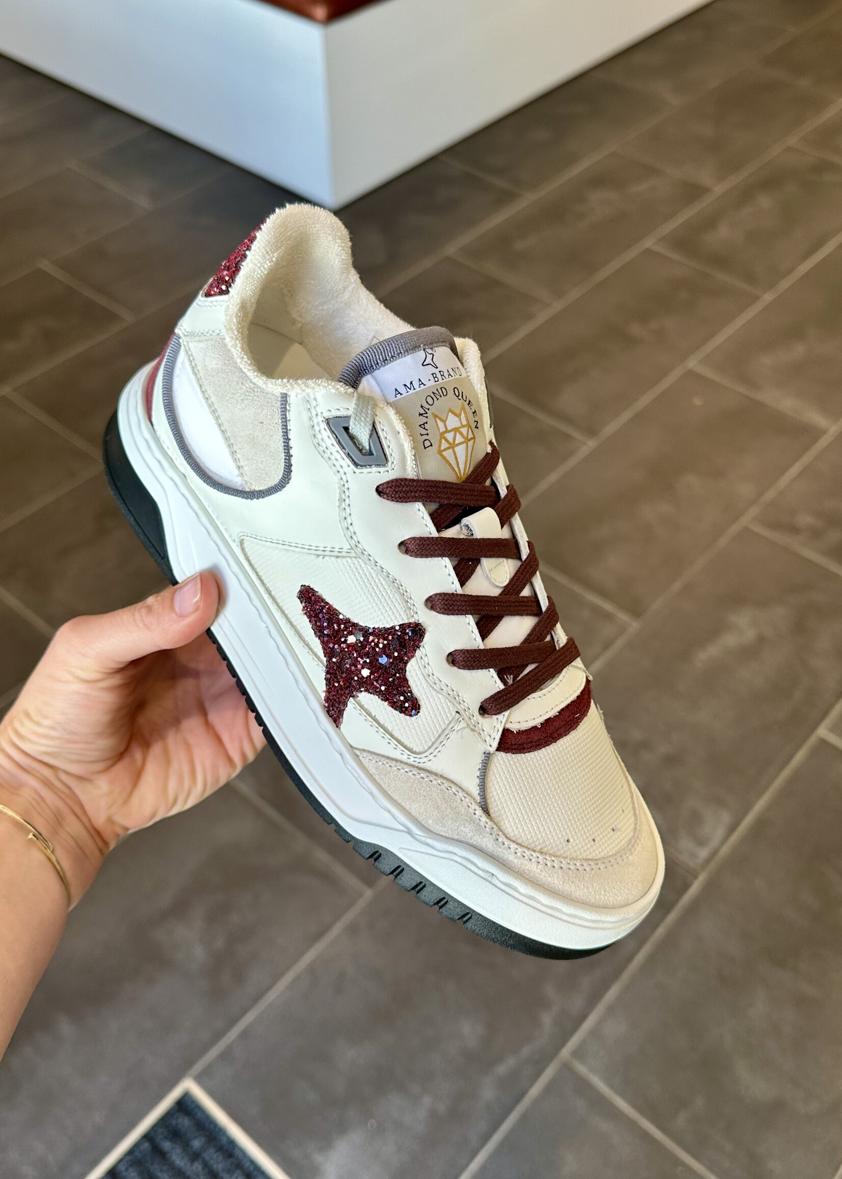 Witte sneaker met bordeaux accenten