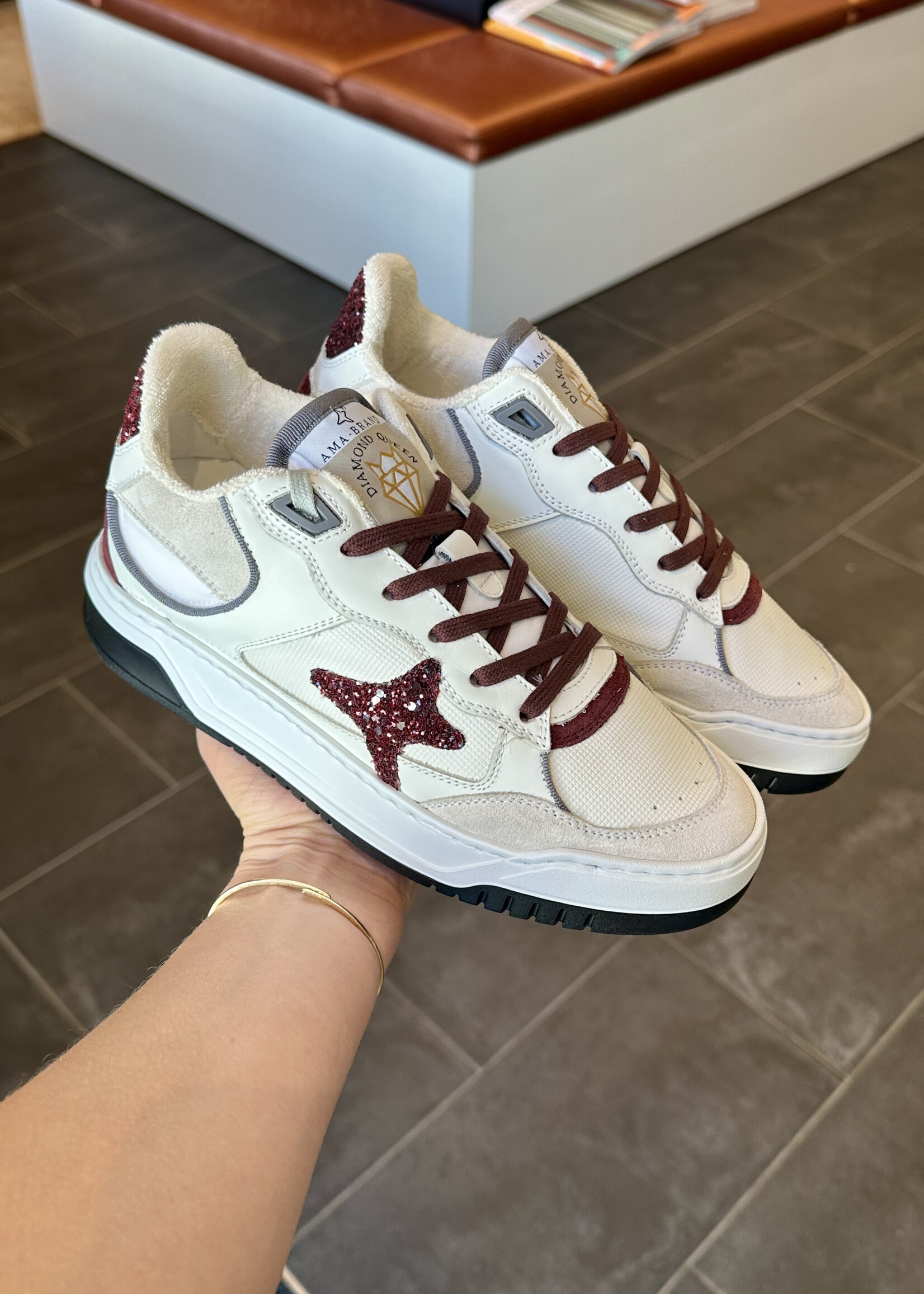 Witte sneaker met bordeaux accenten
