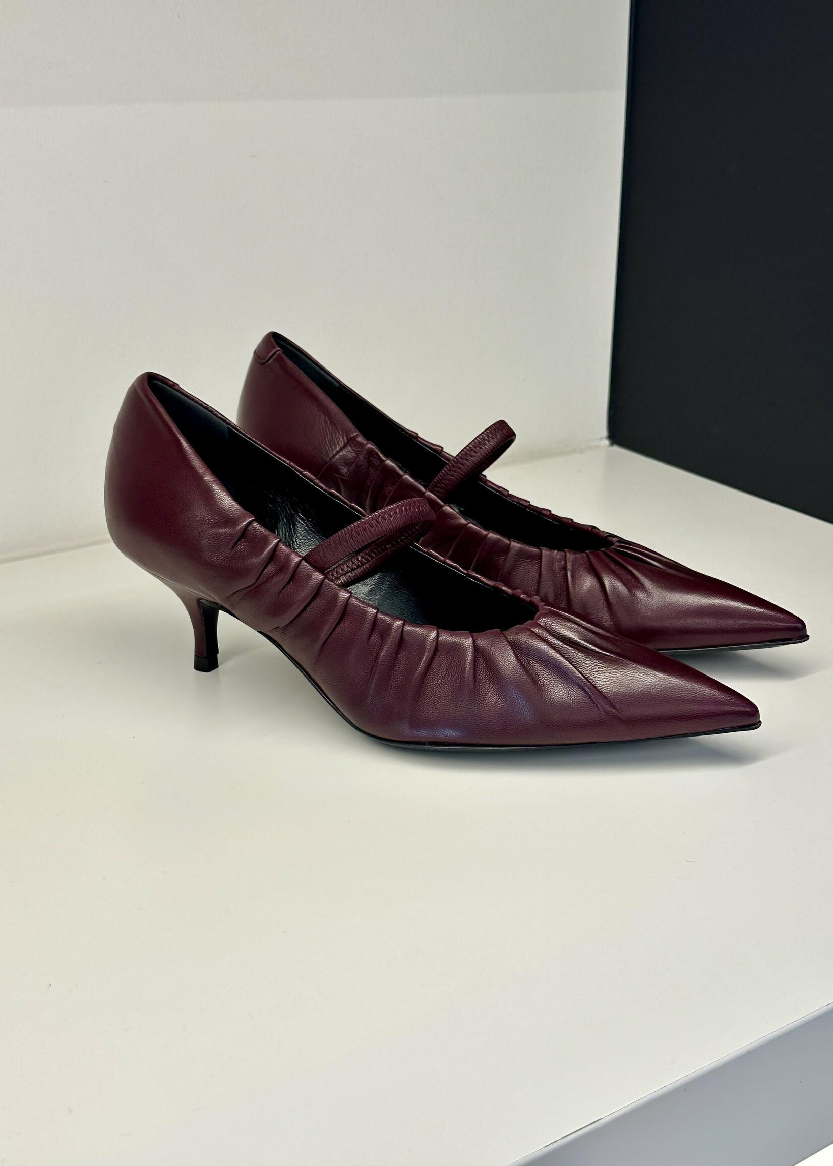 Bordeaux pump met elastiek