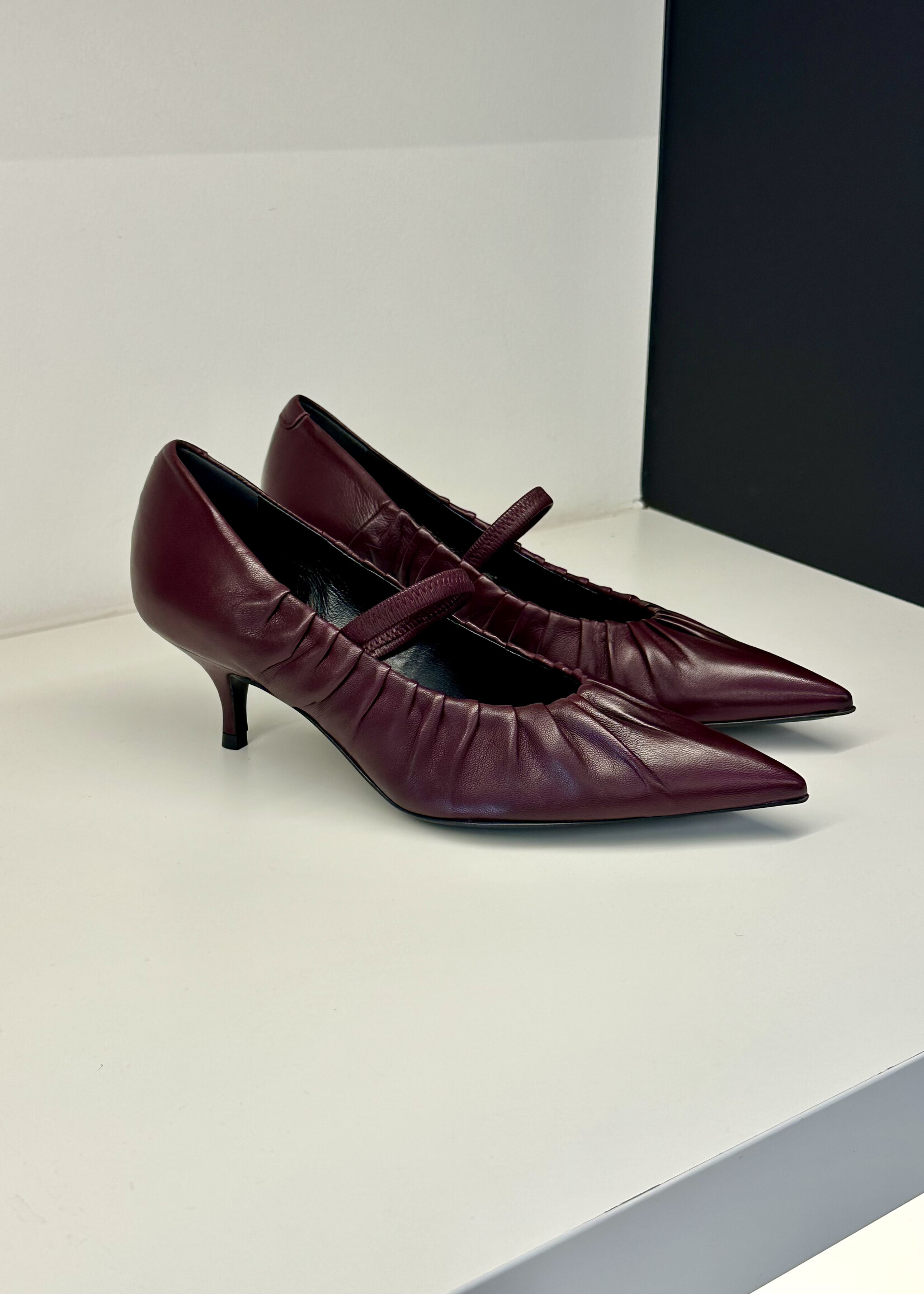 Bordeaux pump met elastiek