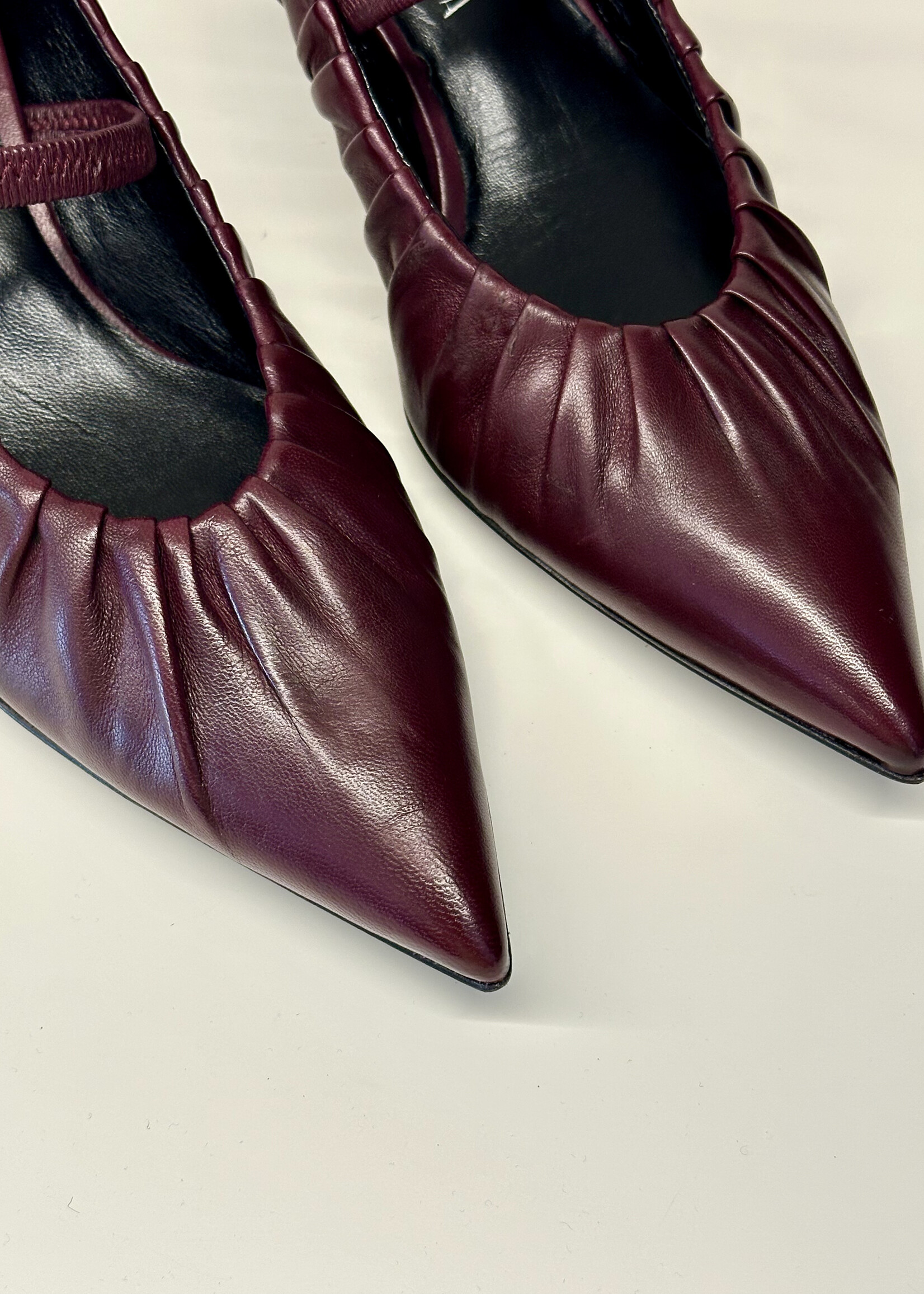 Bordeaux pump met elastiek