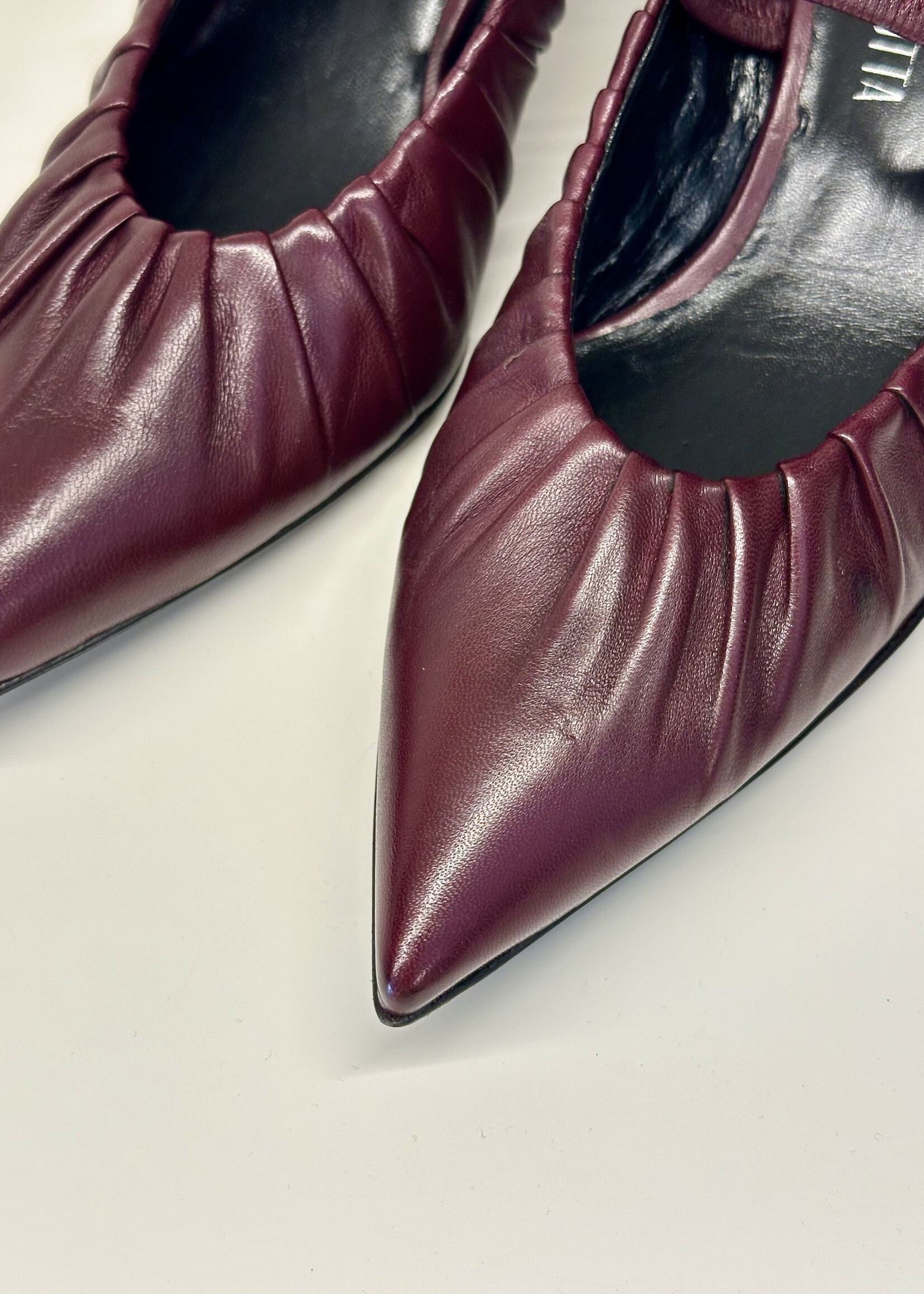 Bordeaux pump met elastiek