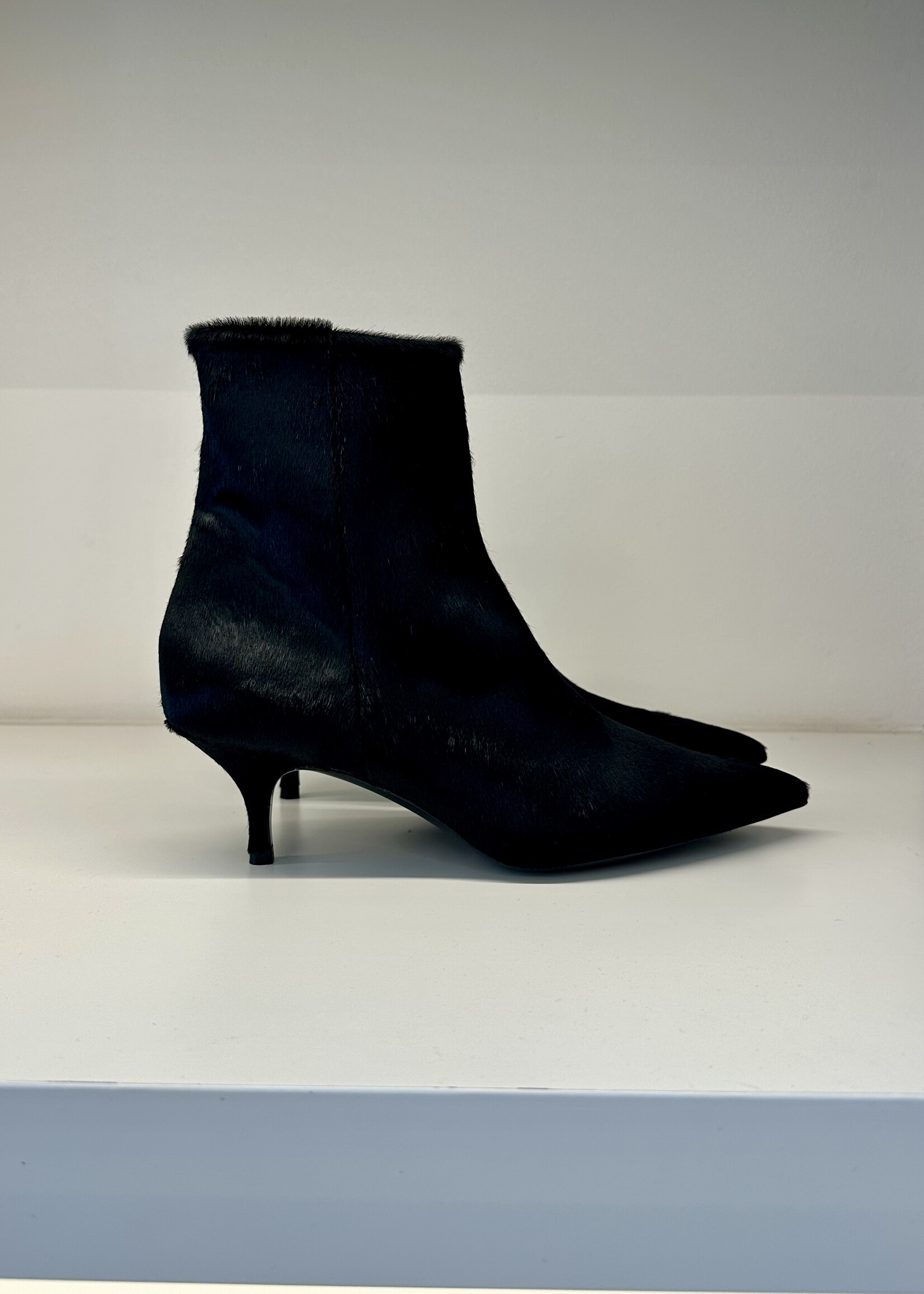 Zwart enkellaarsje in ponyhaar