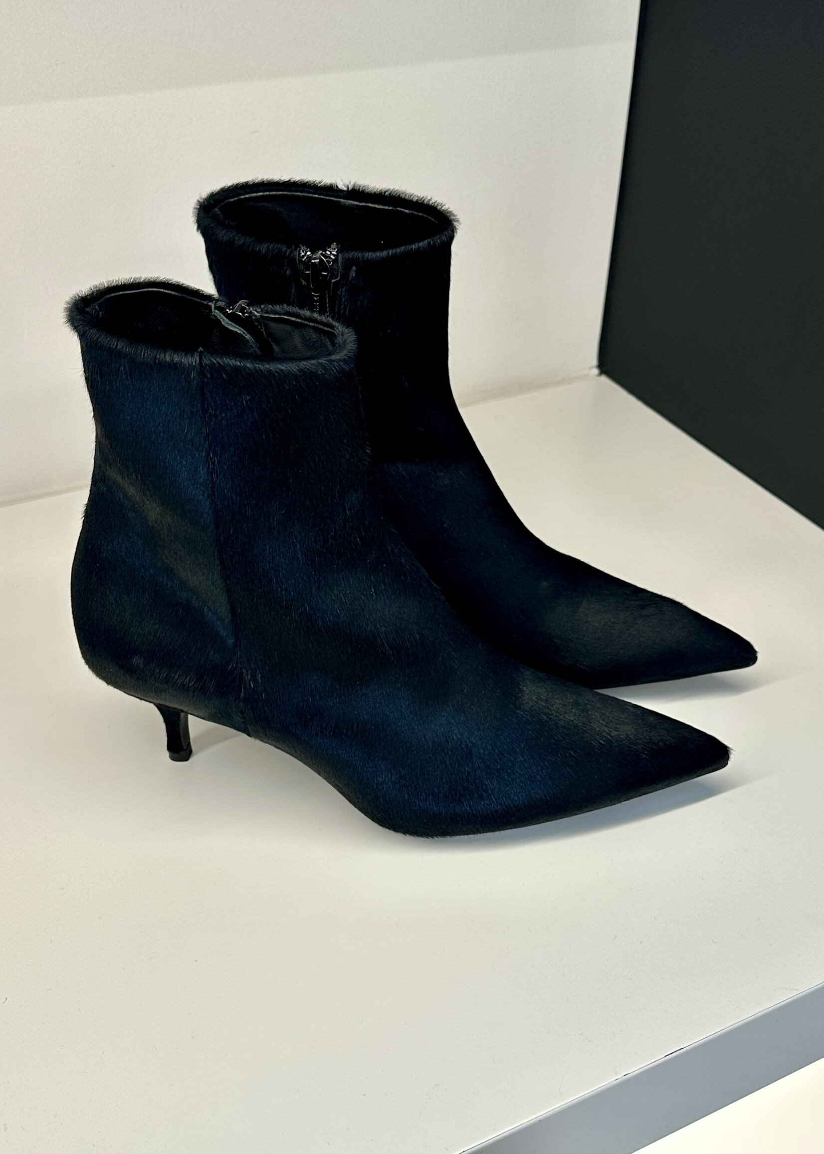 Zwart enkellaarsje in ponyhaar