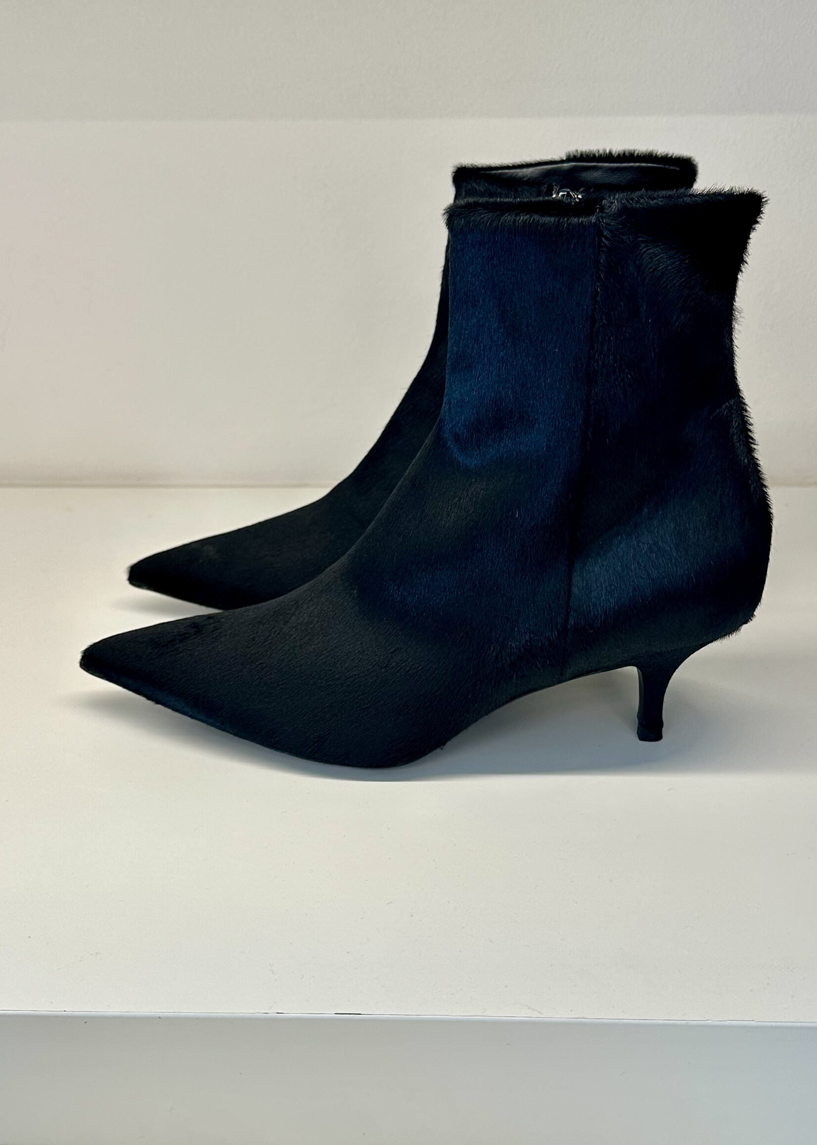 Zwart enkellaarsje in ponyhaar