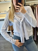 Lichtblauwe pull met over-de-schouders-pull-effect