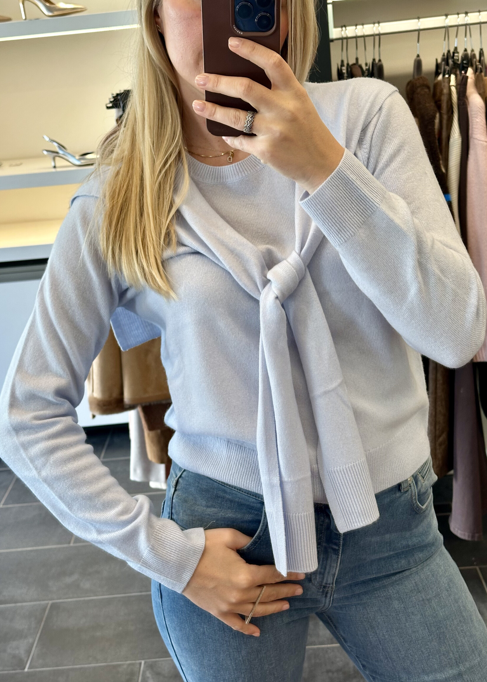 Lichtblauwe pull met over-de-schouders-pull-effect