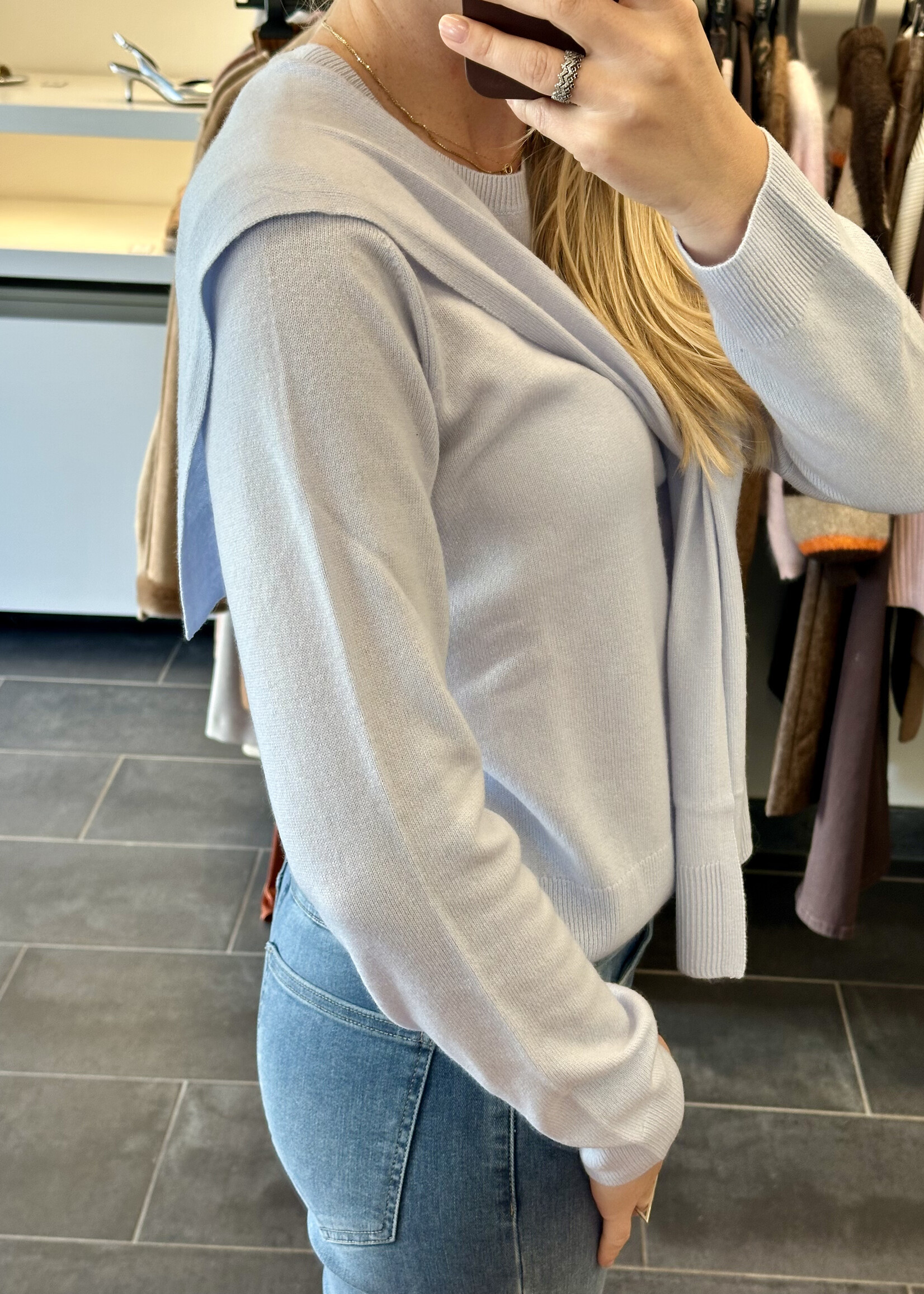 Lichtblauwe pull met over-de-schouders-pull-effect