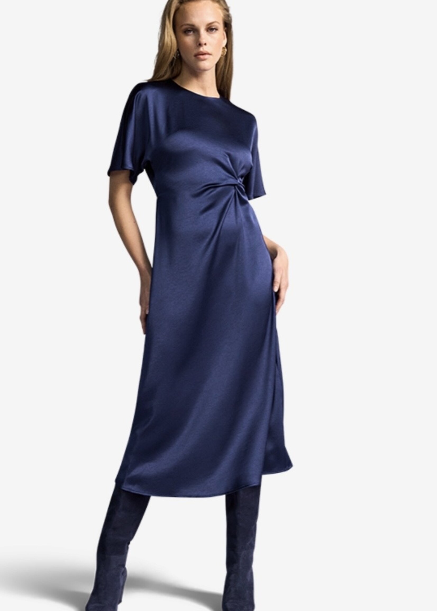 Blauwe jurk met detail in de taille