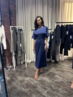 Blauwe jurk met detail in de taille