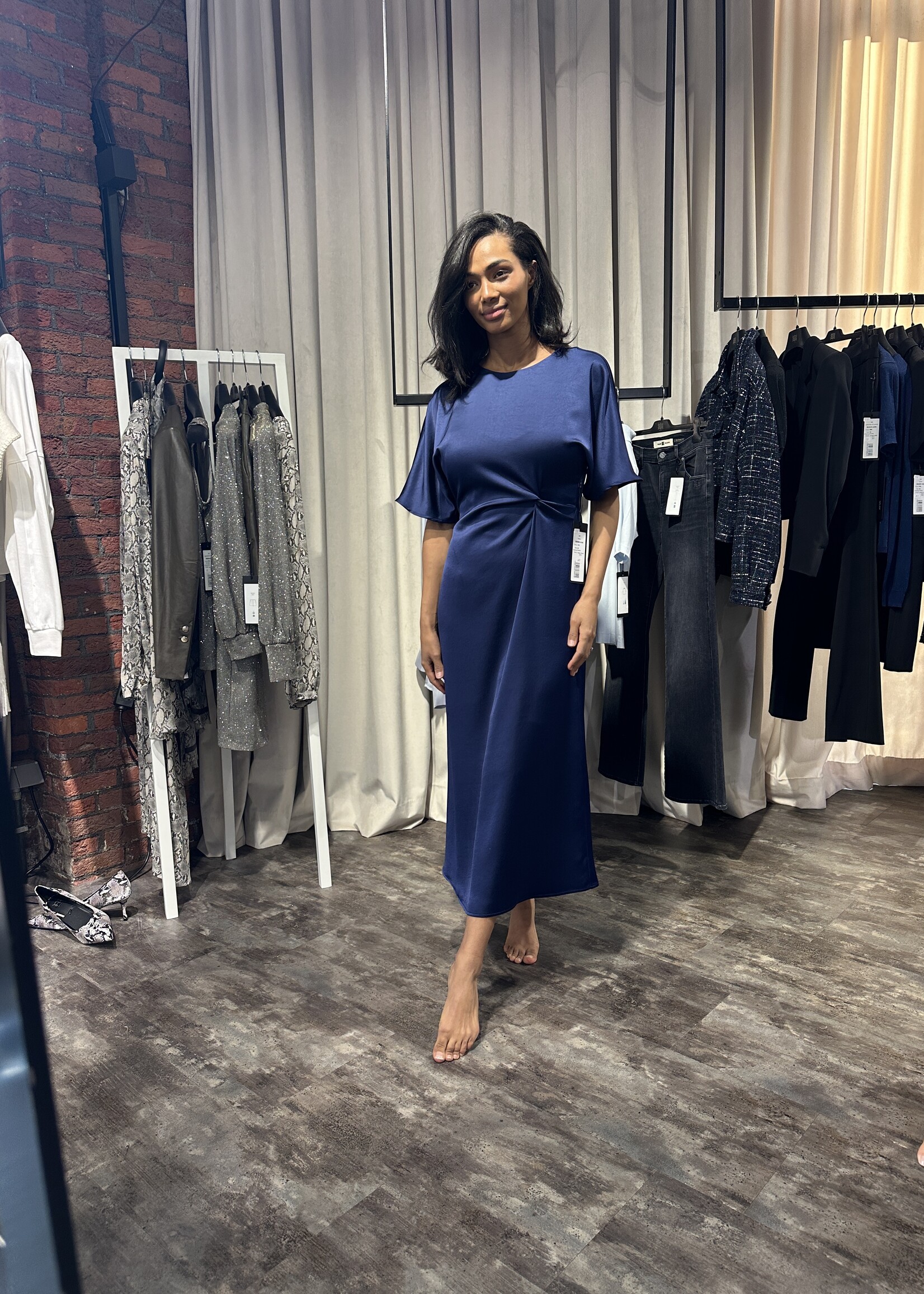 Blauwe jurk met detail in de taille