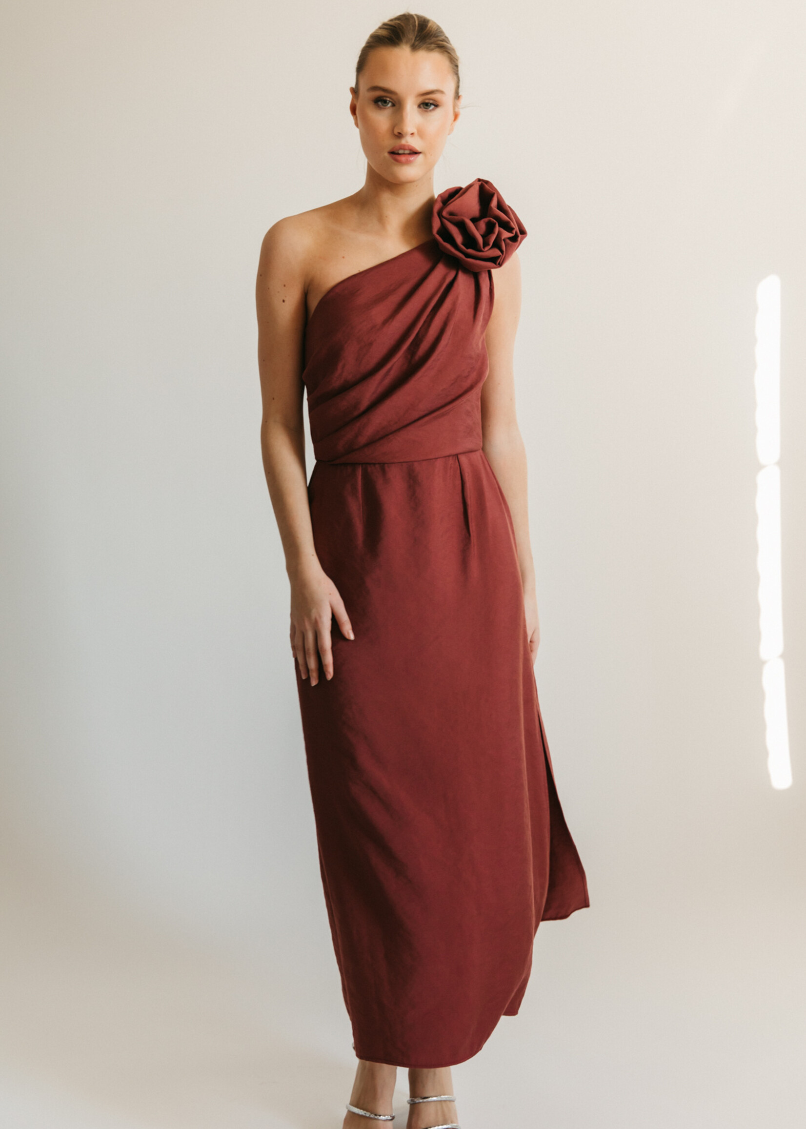 Burgundy jurk met afneembaar bloem-accessoire