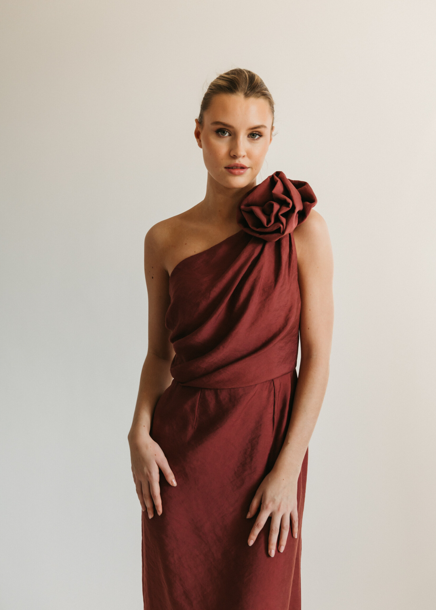Burgundy jurk met afneembaar bloem-accessoire
