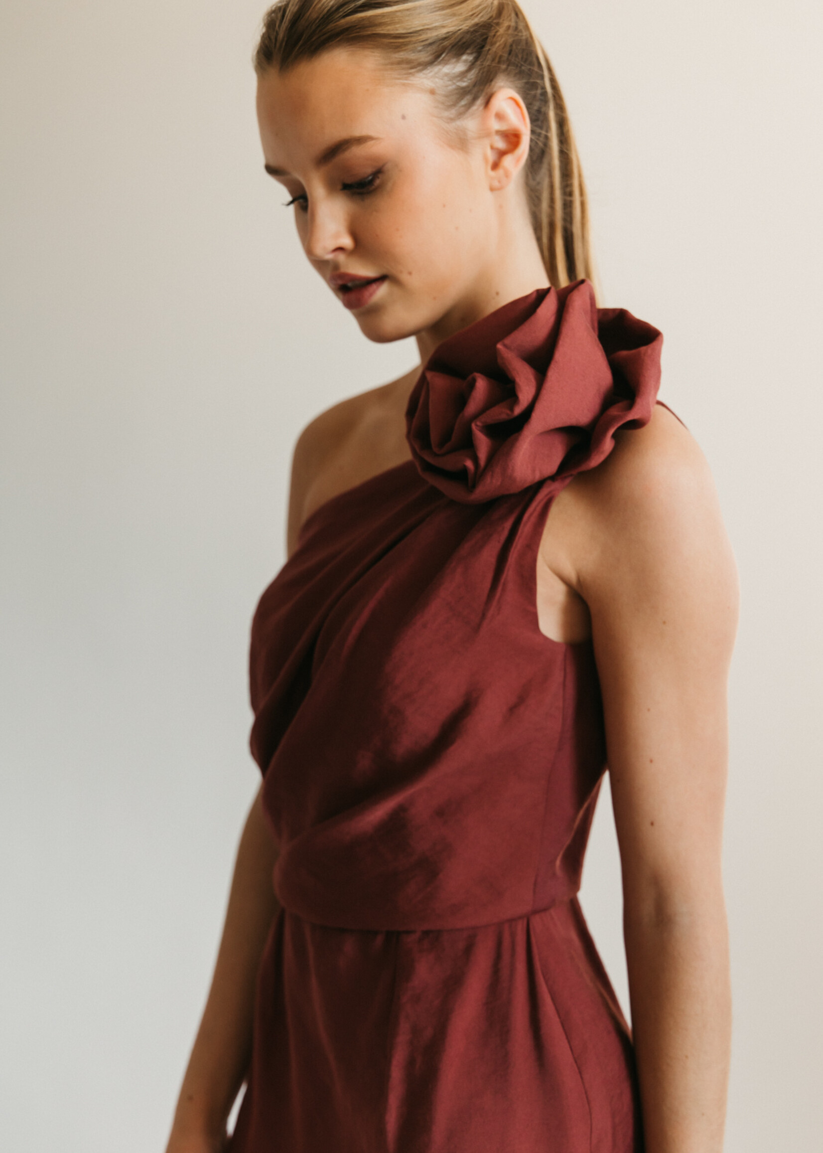 Burgundy jurk met afneembaar bloem-accessoire