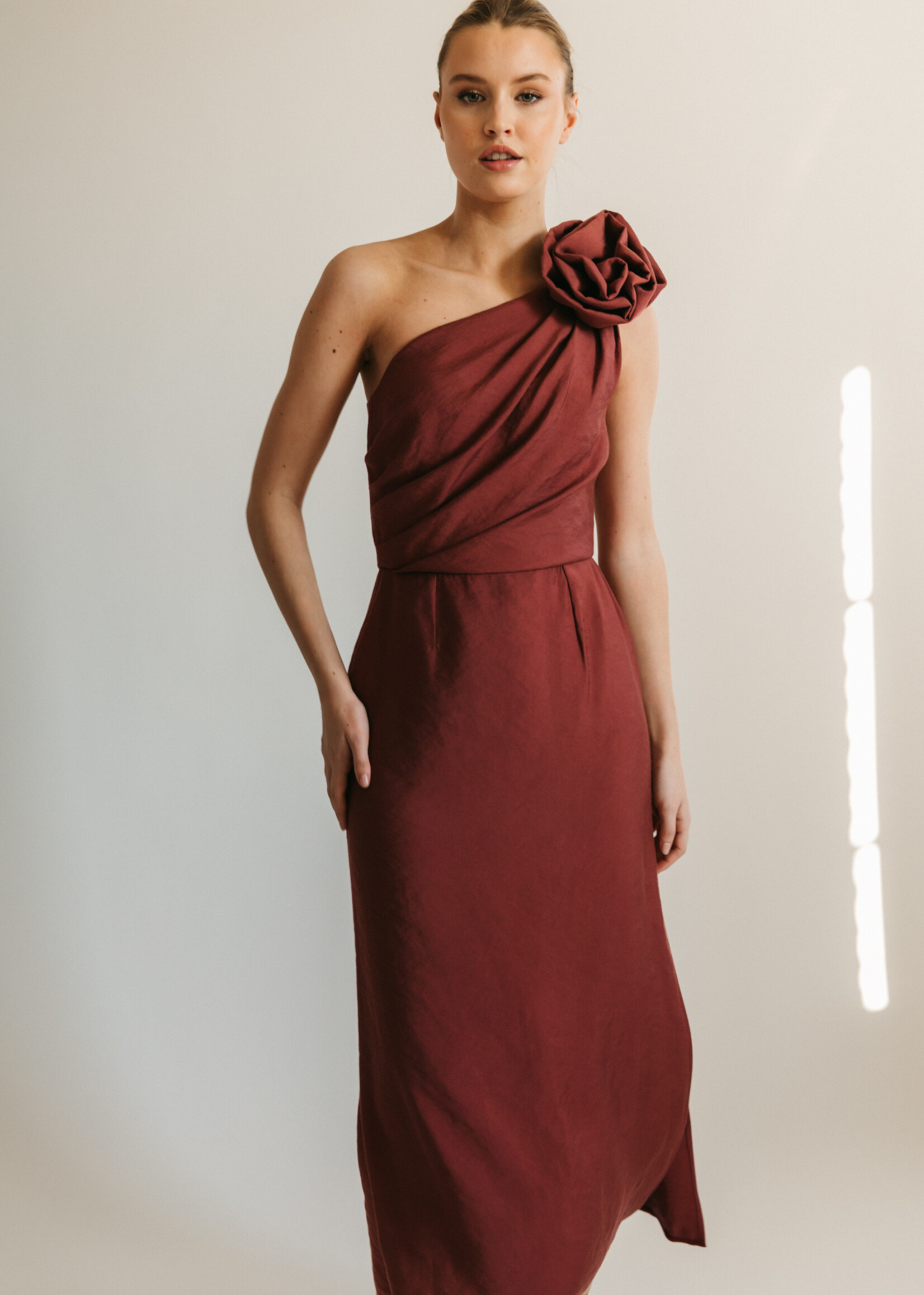 Burgundy jurk met afneembaar bloem-accessoire