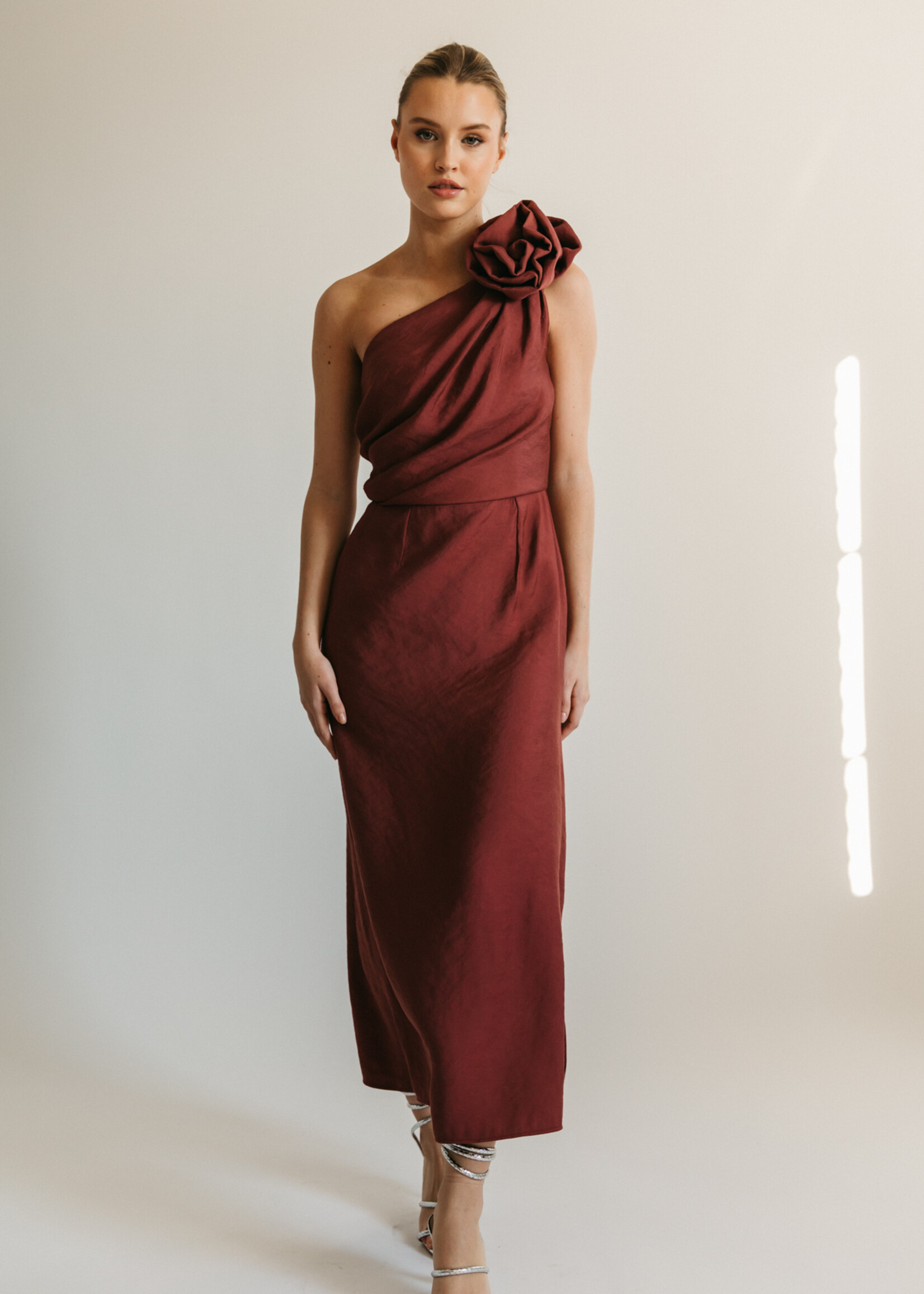 Burgundy jurk met afneembaar bloem-accessoire