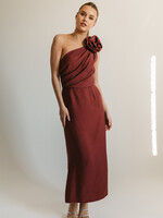 Burgundy jurk met afneembaar bloem-accessoire