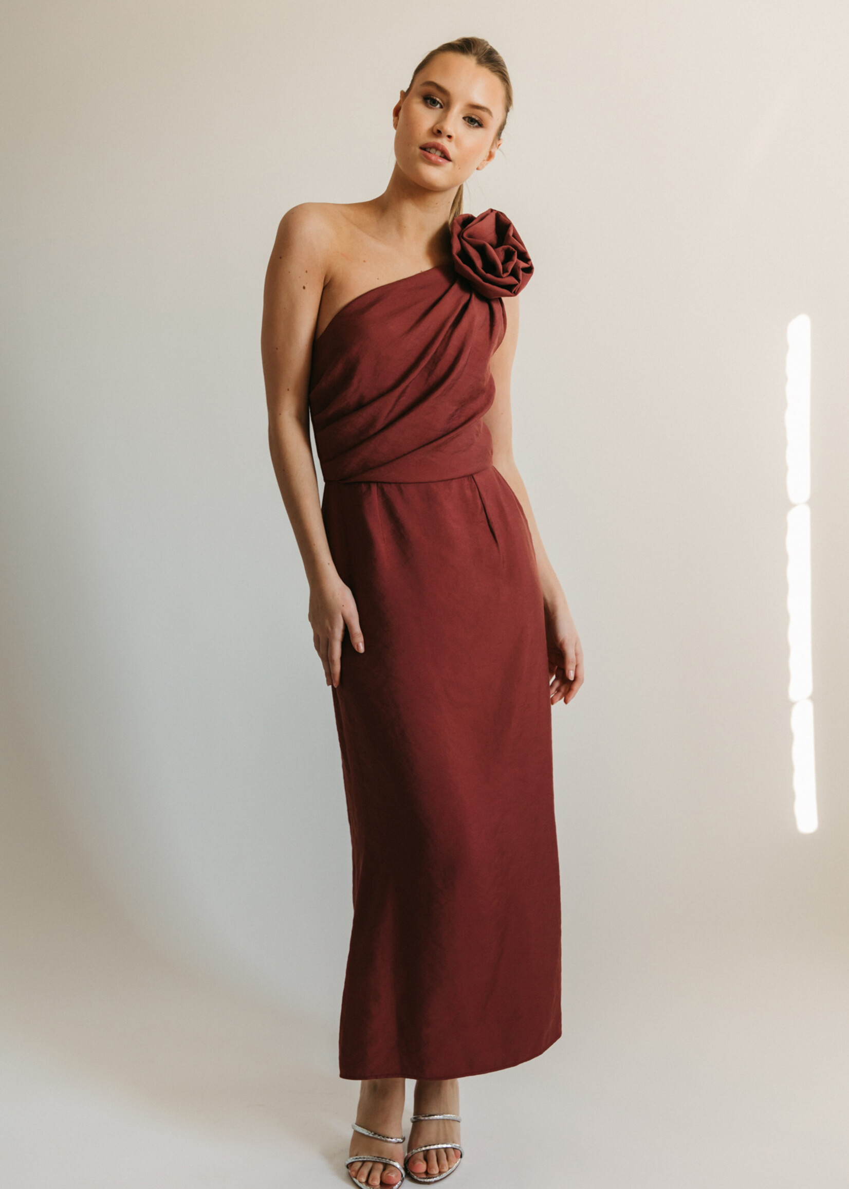 Burgundy jurk met afneembaar bloem-accessoire