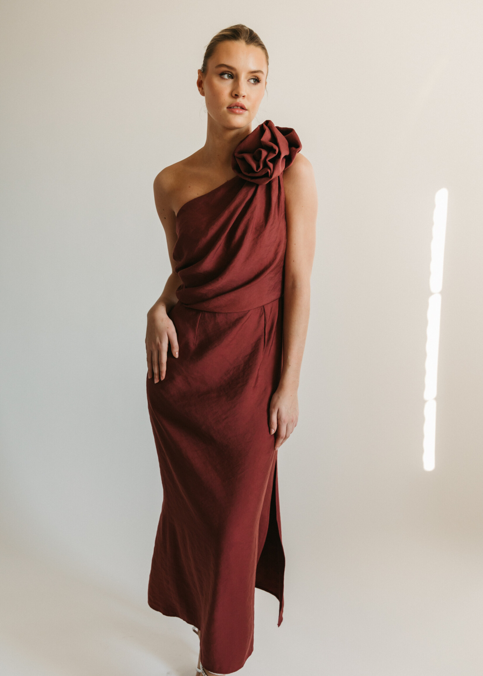 Burgundy jurk met afneembaar bloem-accessoire