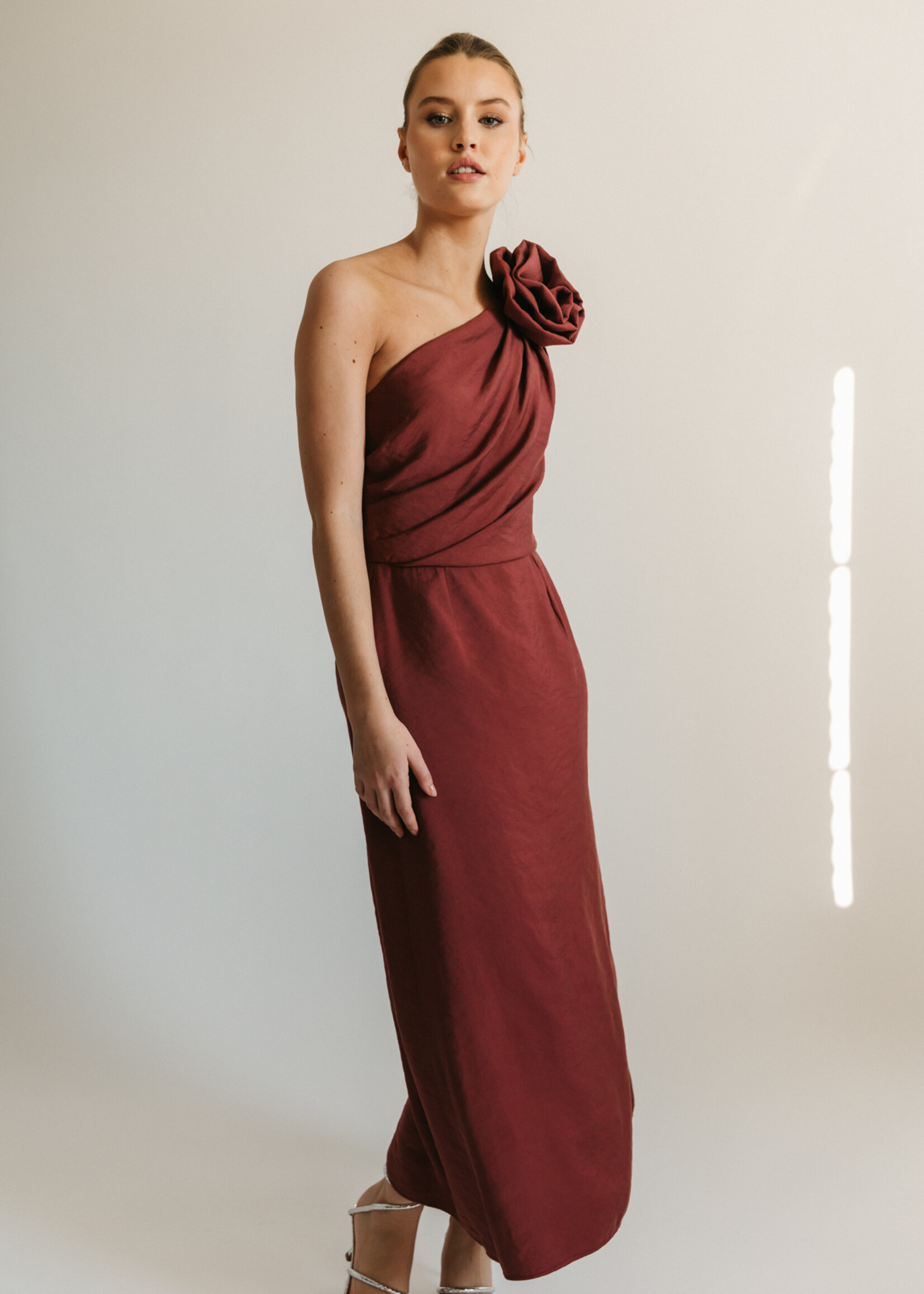 Burgundy jurk met afneembaar bloem-accessoire