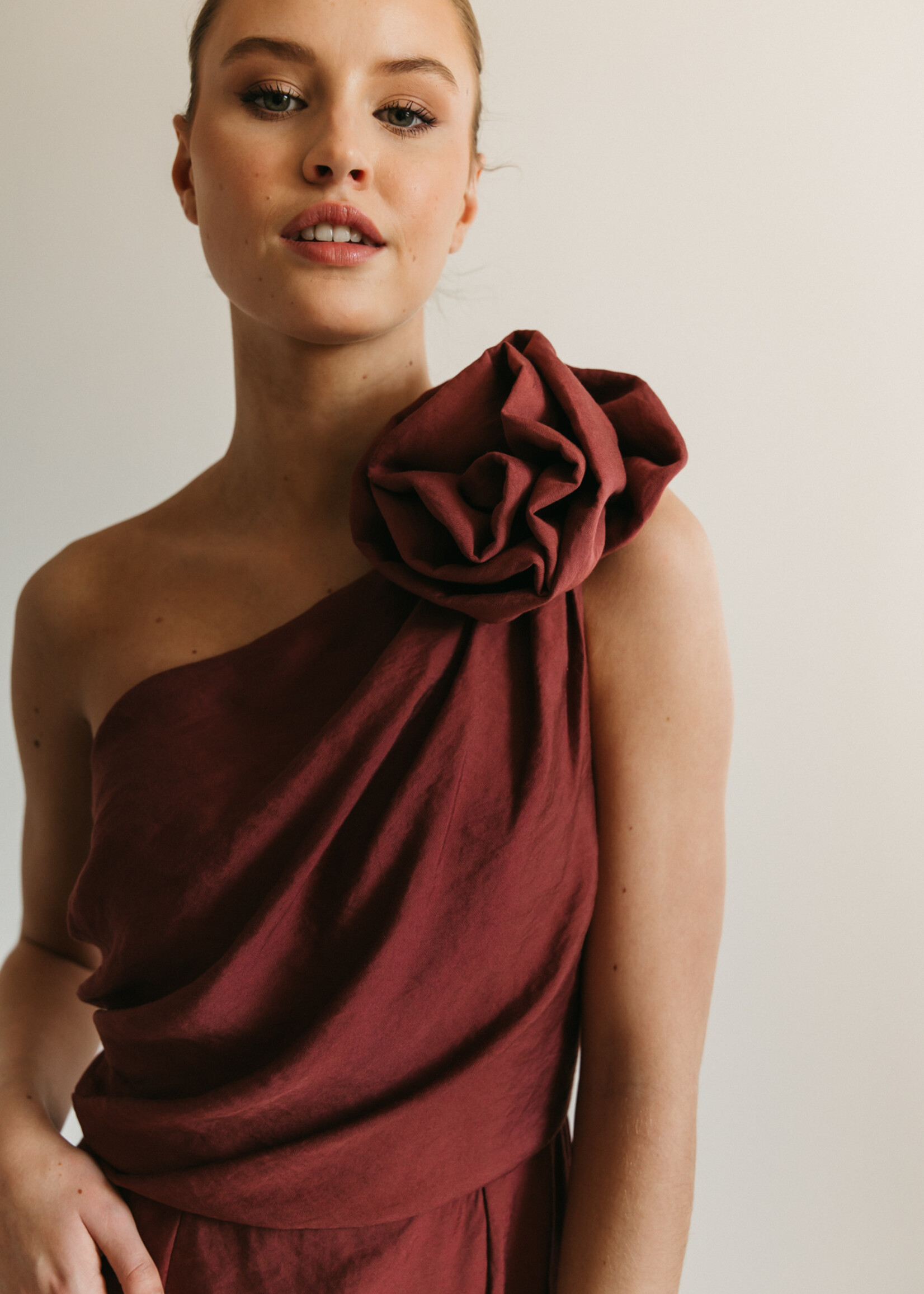 Burgundy jurk met afneembaar bloem-accessoire
