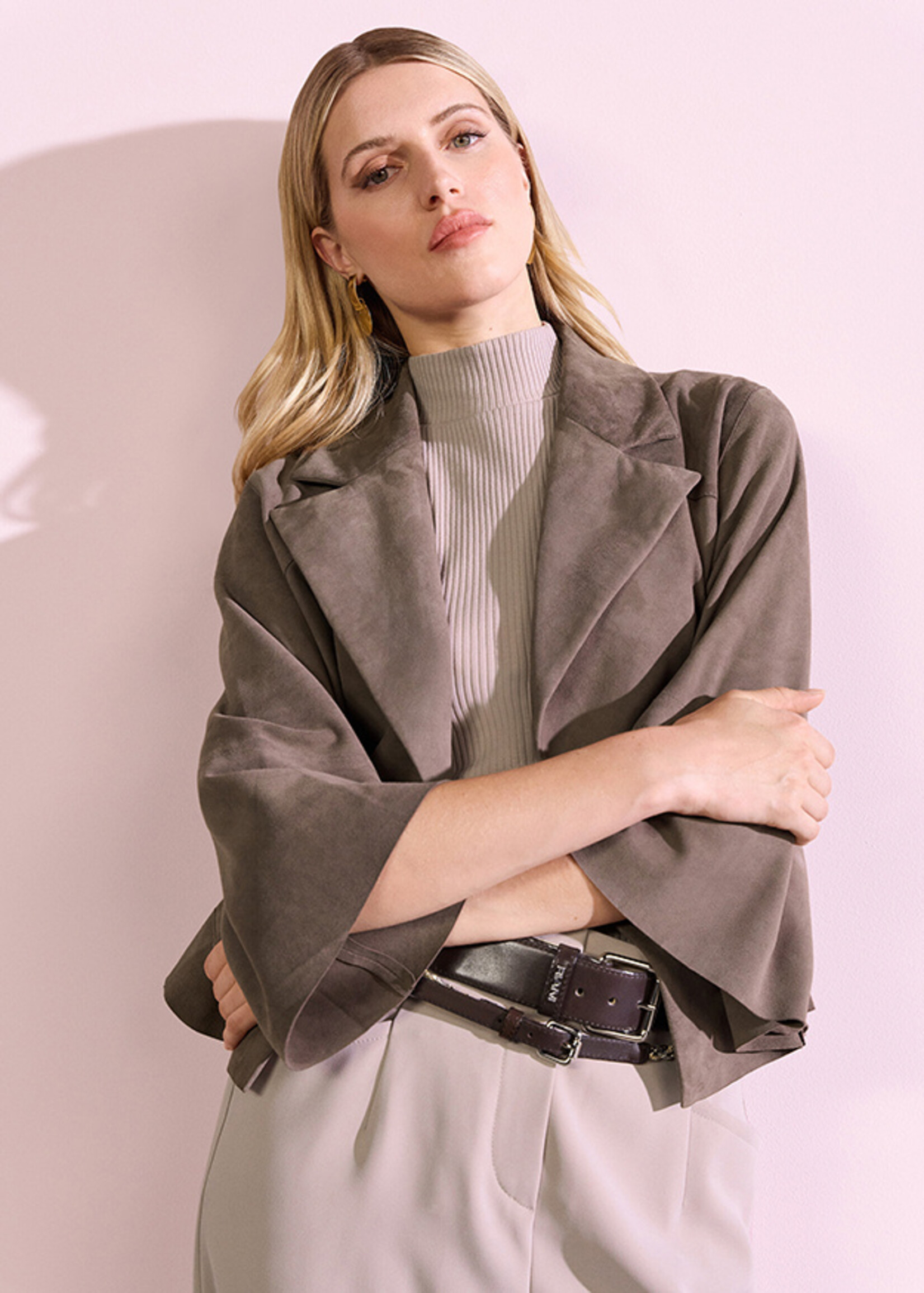 Taupe suède jasje met knopen